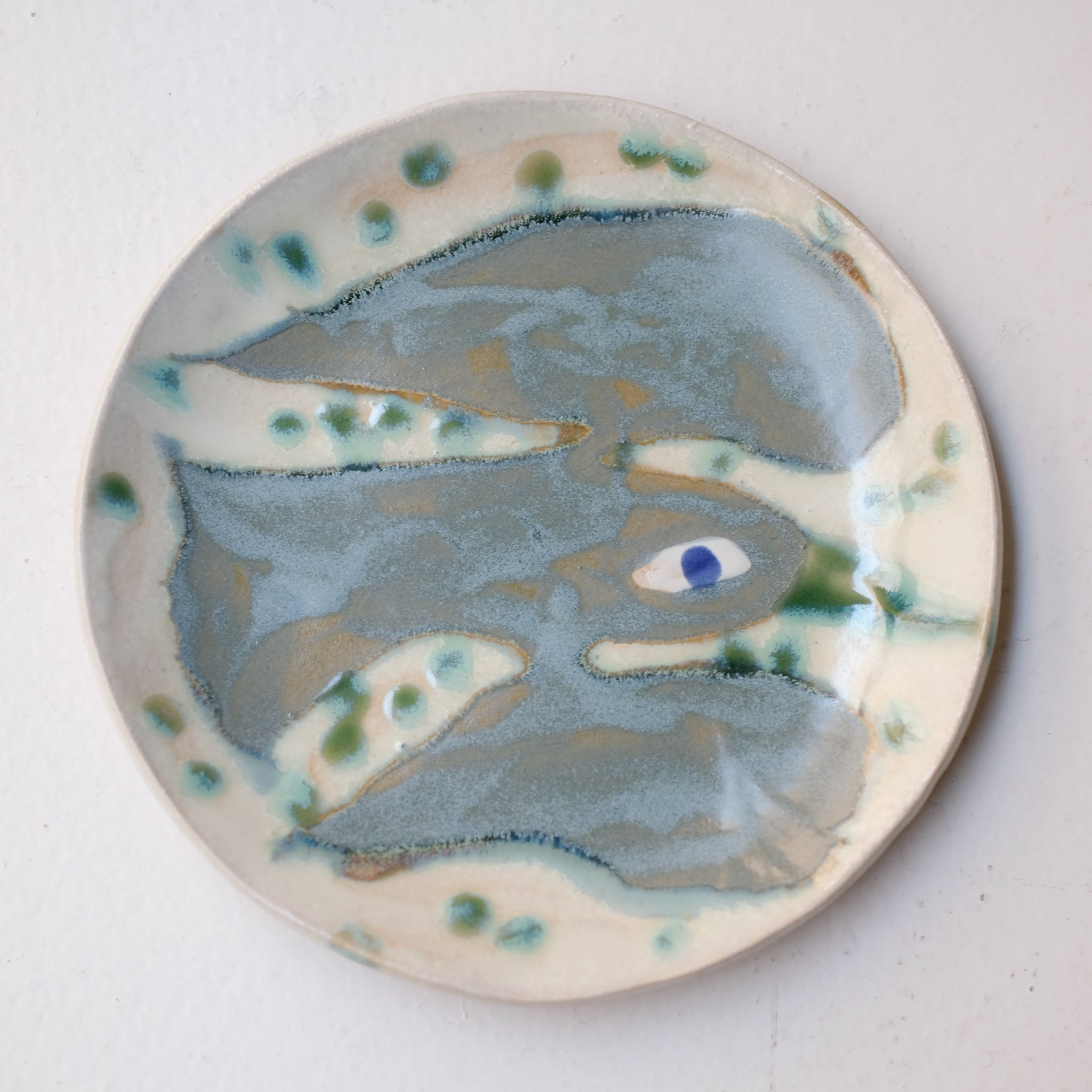 Assiette W25MY25 en grès D 18,5cm - multicolore de Marie-Yaé Suematsu chez Brutal Ceramics