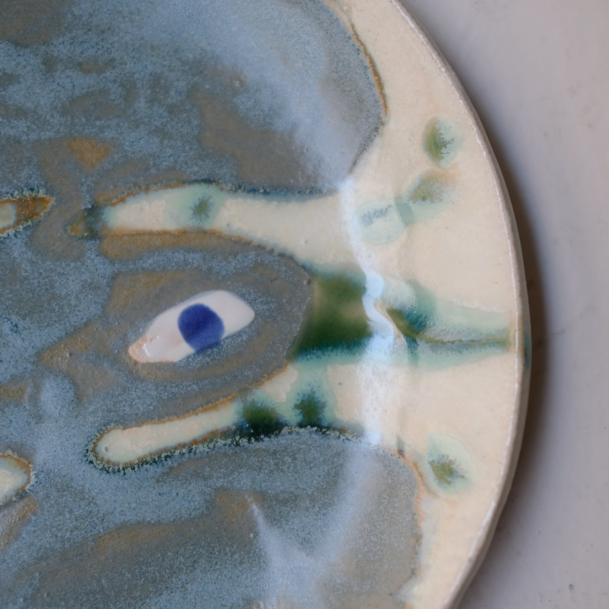 Assiette W25MY25 en grès D 18,5cm - multicolore de Marie-Yaé Suematsu chez Brutal Ceramics