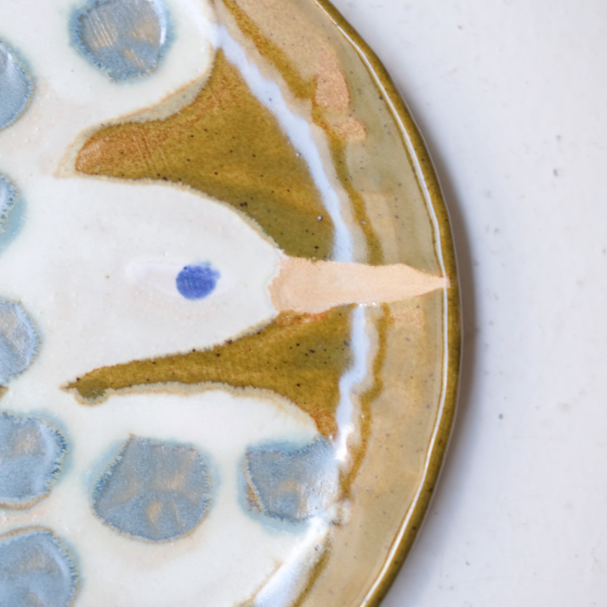 Assiette W25MY28 en grès D 16,5cm - multicolore de Marie-Yaé Suematsu chez Brutal Ceramics