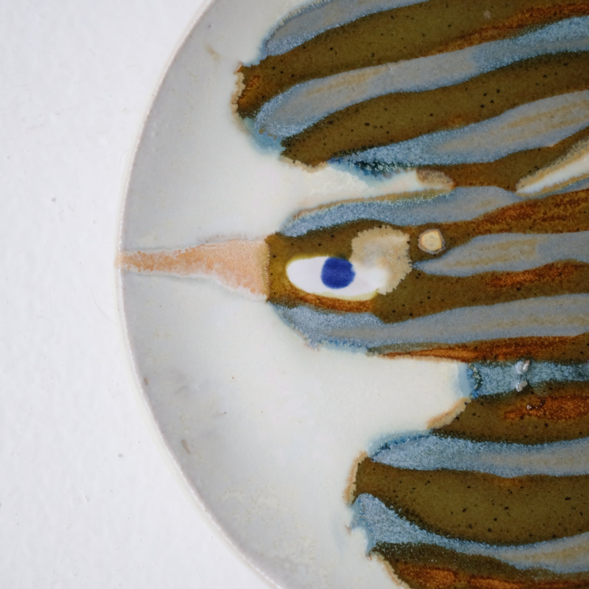 Assiette W25MY41 en grès D 16,5cm - multicolore de Marie-Yaé Suematsu chez Brutal Ceramics
