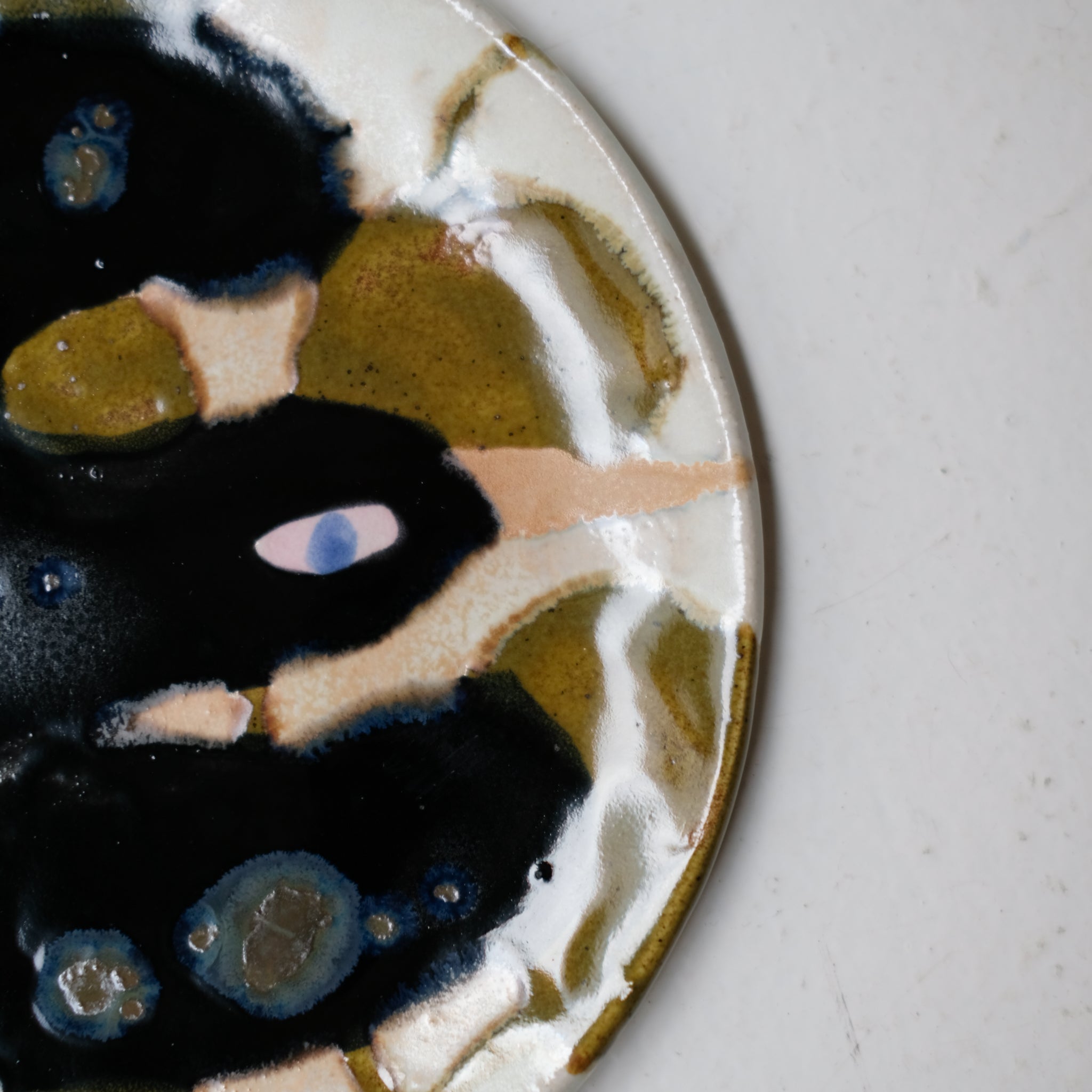 Assiette W25MY43 en grès D 16,5cm - multicolore de Marie-Yaé Suematsu chez Brutal Ceramics