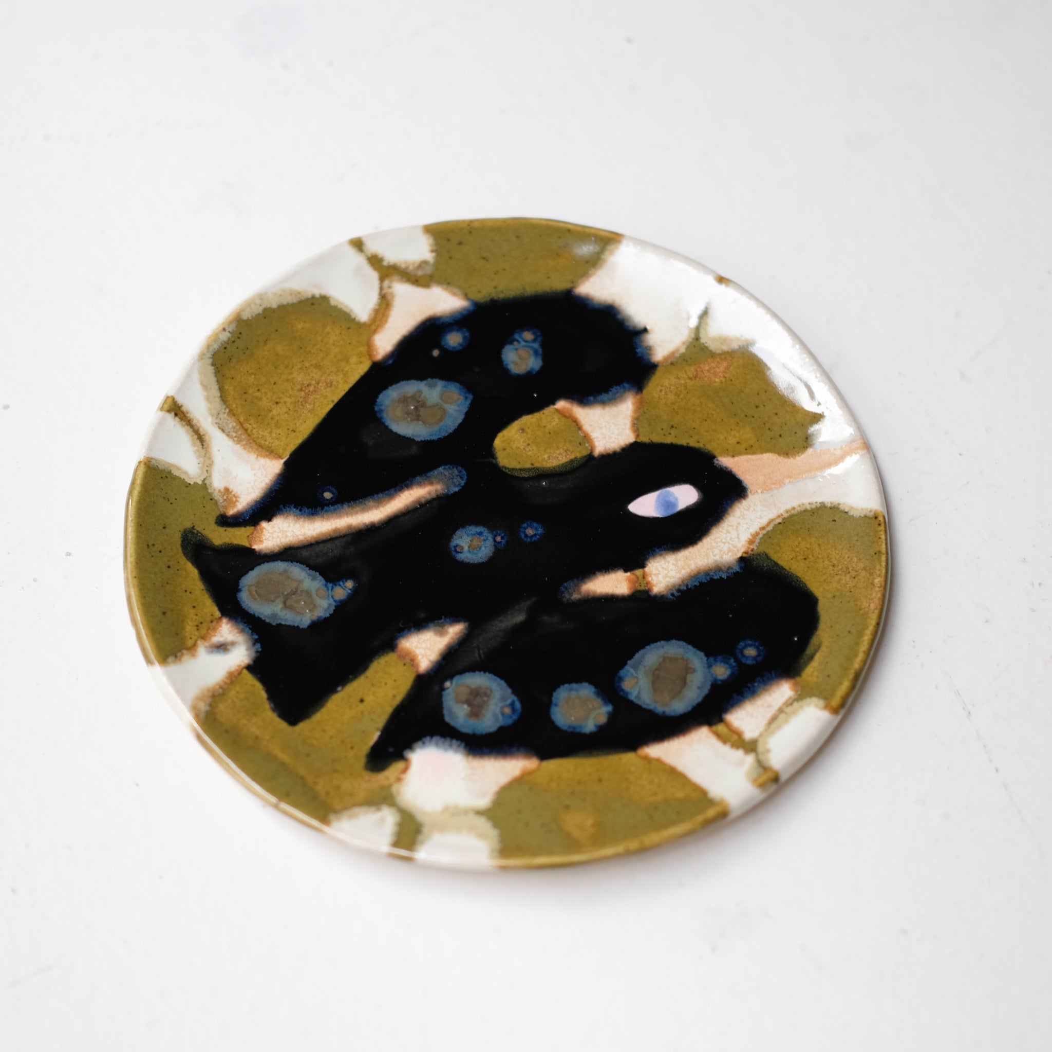 Assiette W25MY43 en grès D 16,5cm - multicolore de Marie-Yaé Suematsu chez Brutal Ceramics