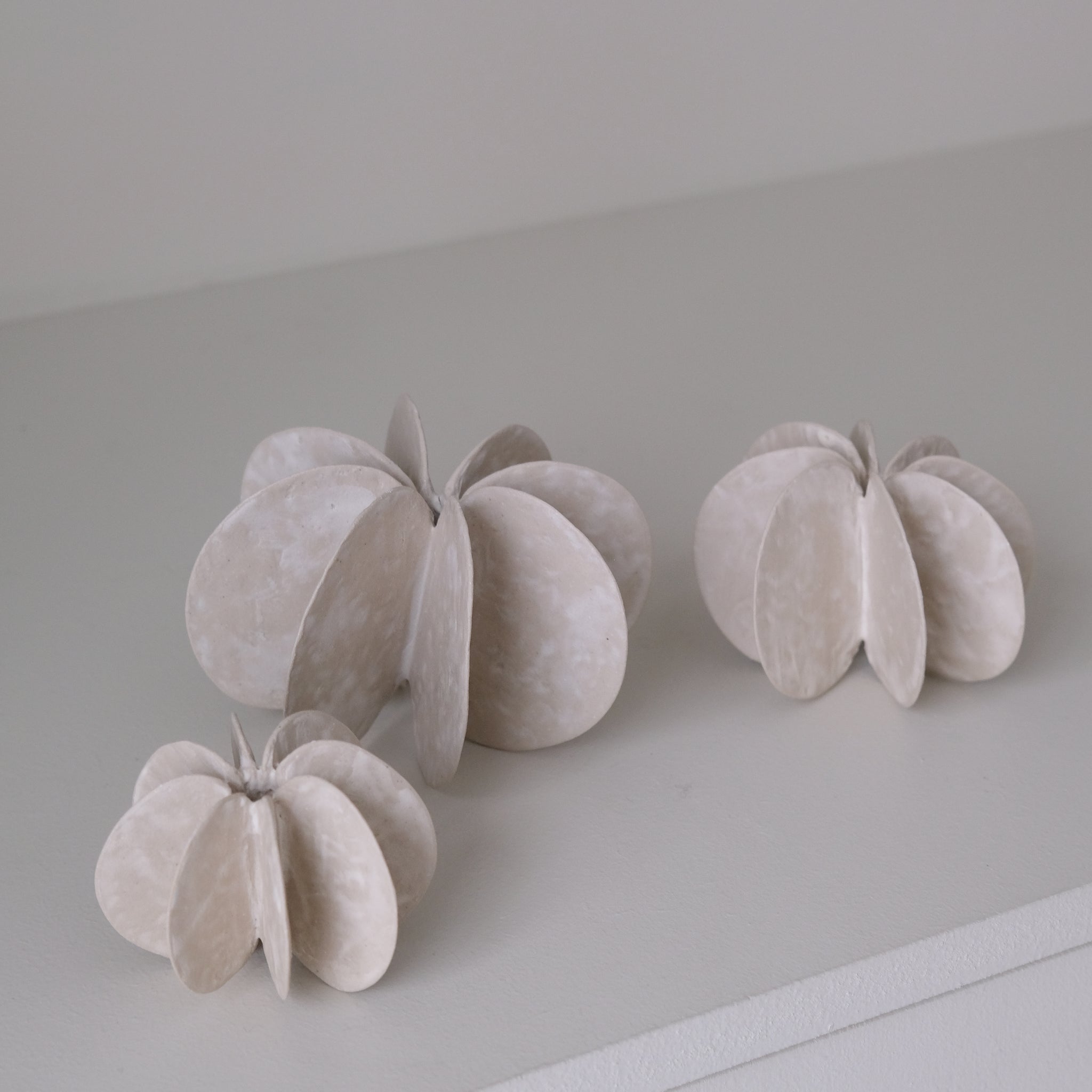 Objet Petale L en grès blanc D 14,3cm - blanc mat de Motoko Saigo chez Brutal Ceramics