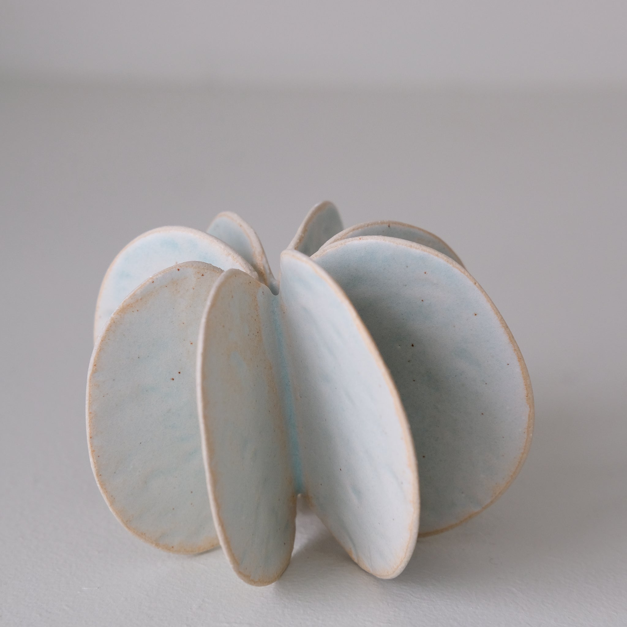 Objet Petale S en grès blanc D 9cm - Céladon de Motoko Saigo chez Brutal Ceramics