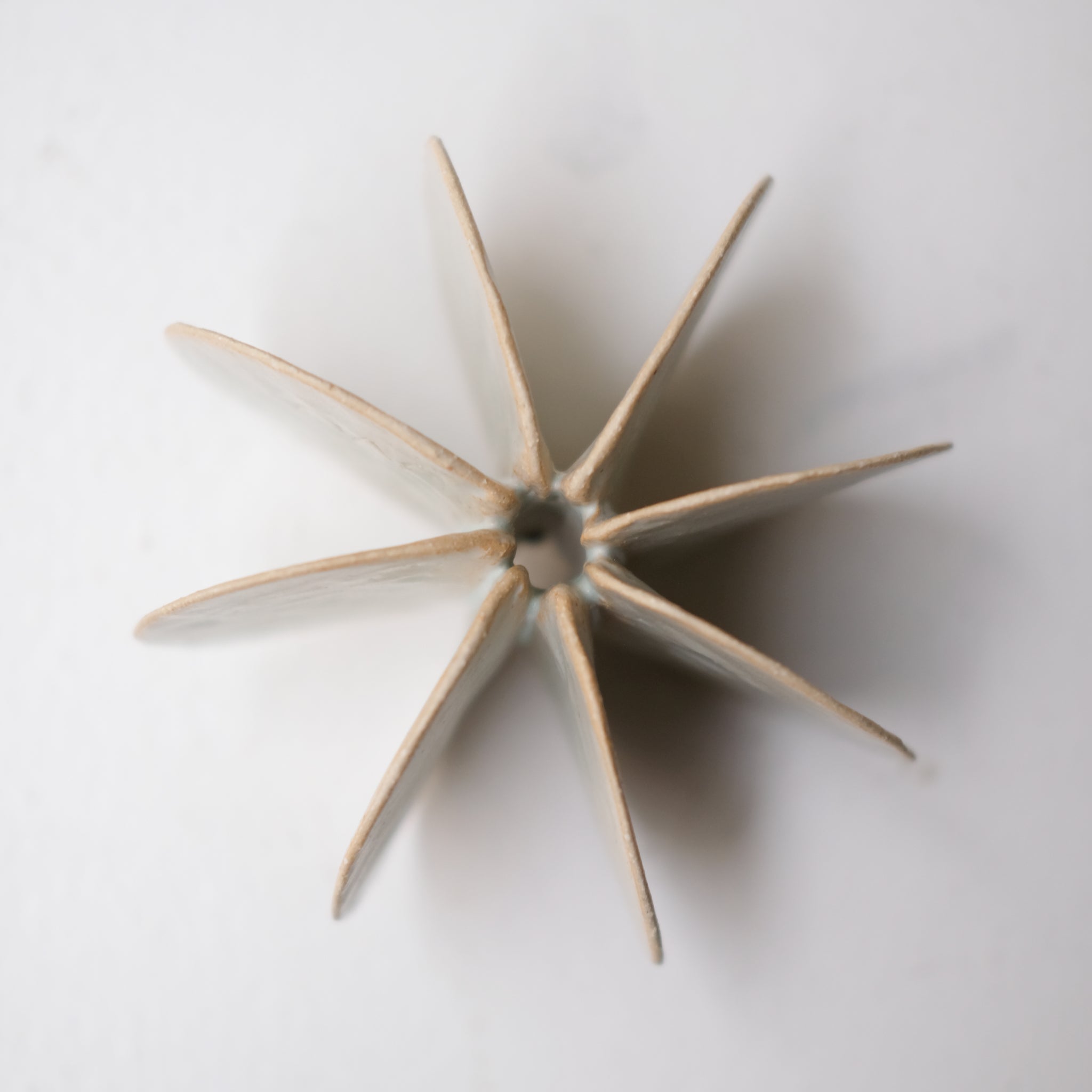 Objet Petale L en grès blanc D 12cm - Céladon de Motoko Saigo chez Brutal Ceramics