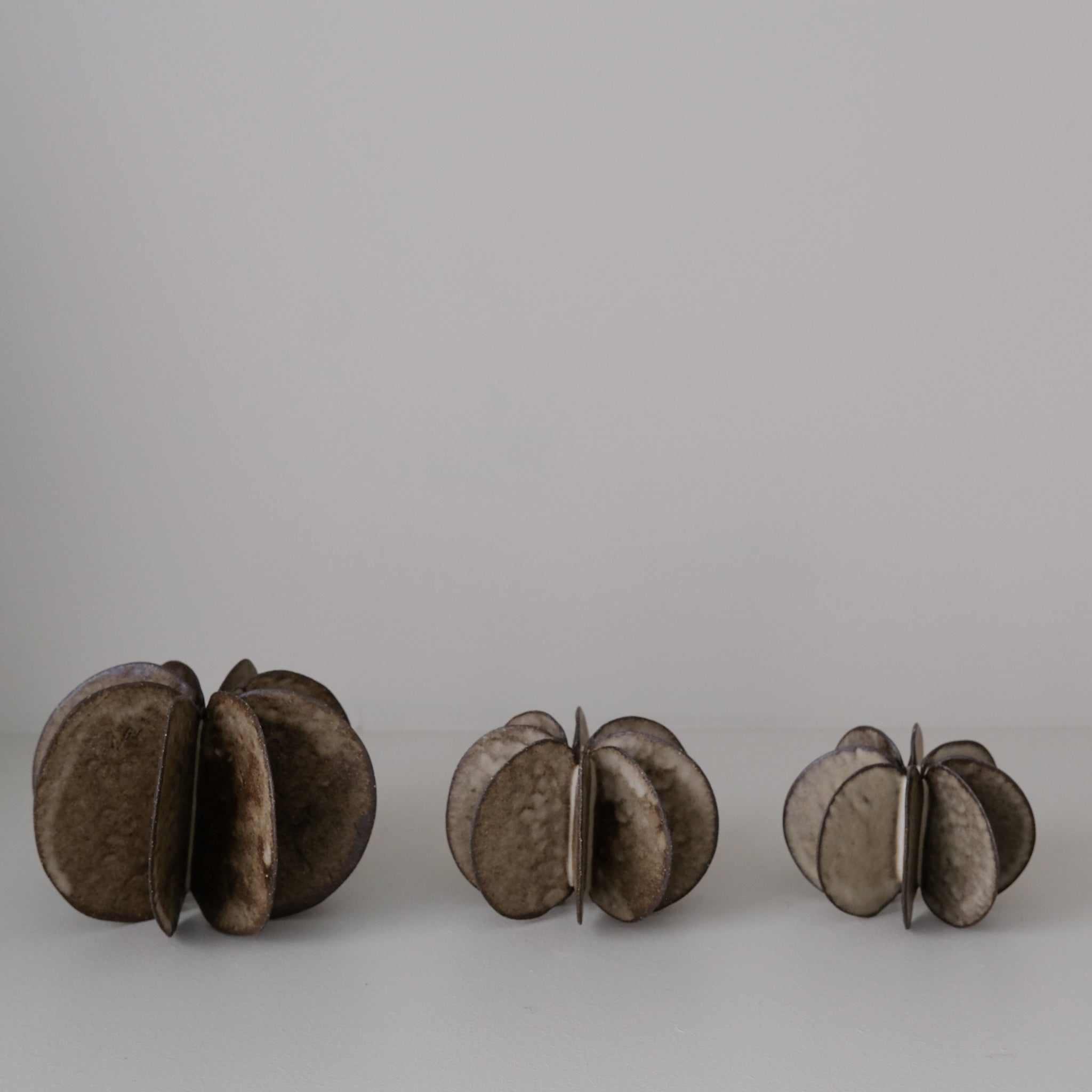 Objet Petale L en grès noir D 12cm - Brun foncé de Motoko Saigo chez Brutal Ceramics
