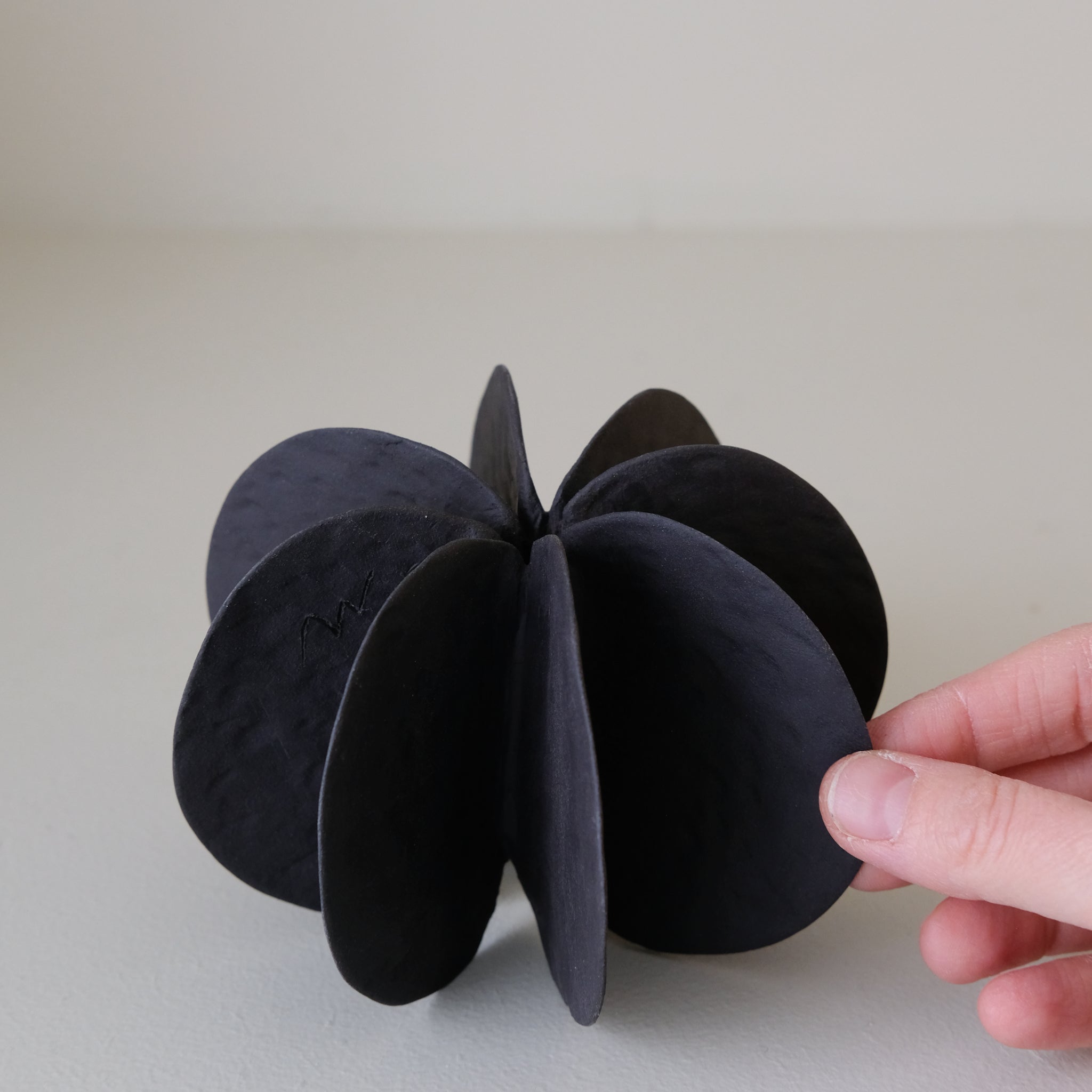 Objet Petale L en grès noir D 13,5cm - Noir mat de Motoko Saigo chez Brutal Ceramics