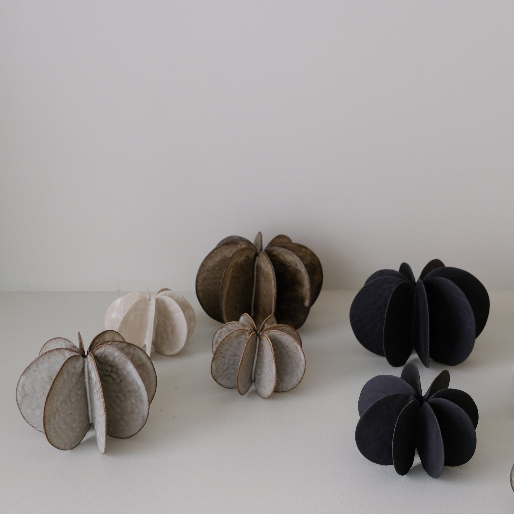 Objet Petale M en grès noir D 10,5cm - Brun foncé de Motoko Saigo chez Brutal Ceramics