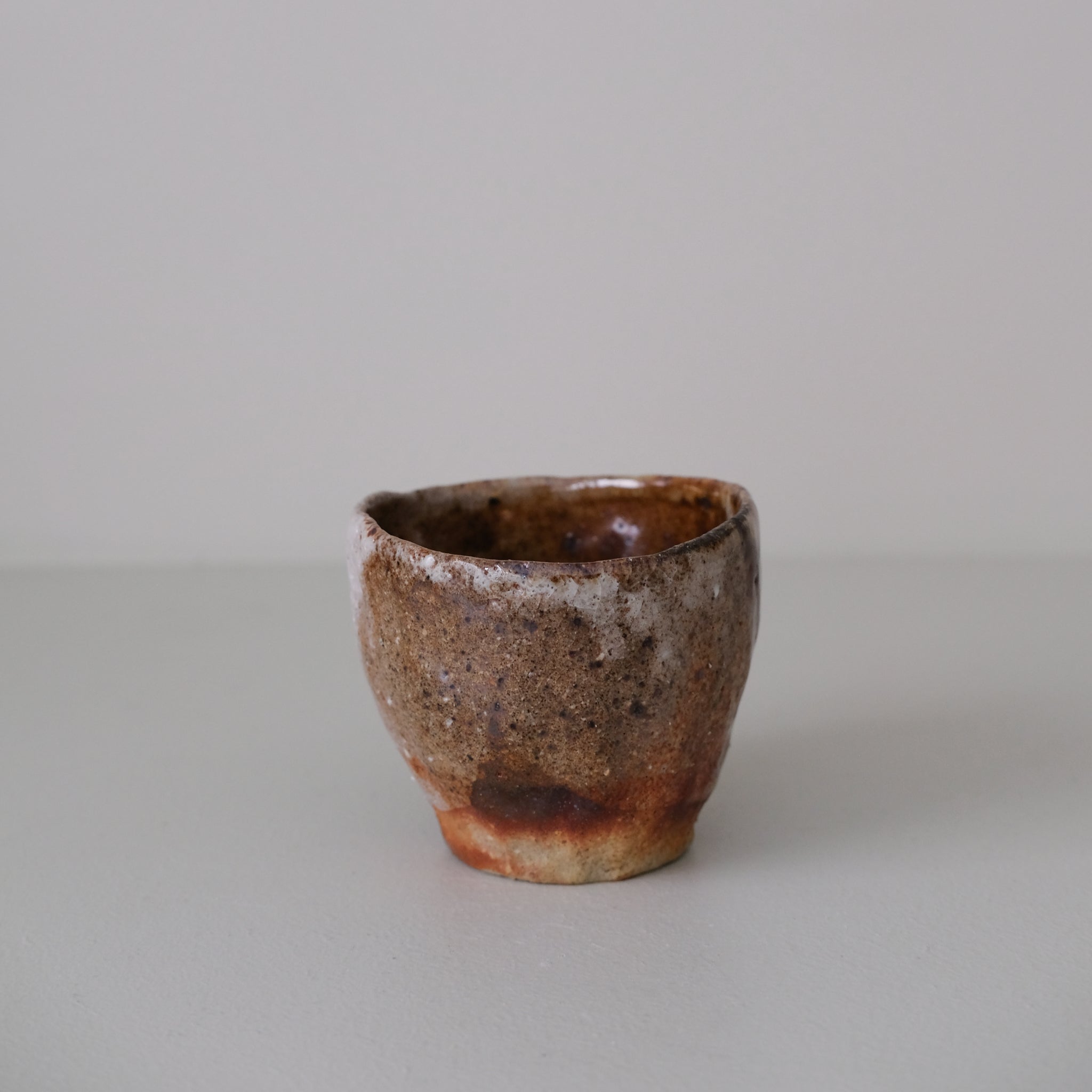 Tasse en terre recoltée 225 ml cuisson feu - brun orange de Nathalie Reocreux chez Brutal Ceramics