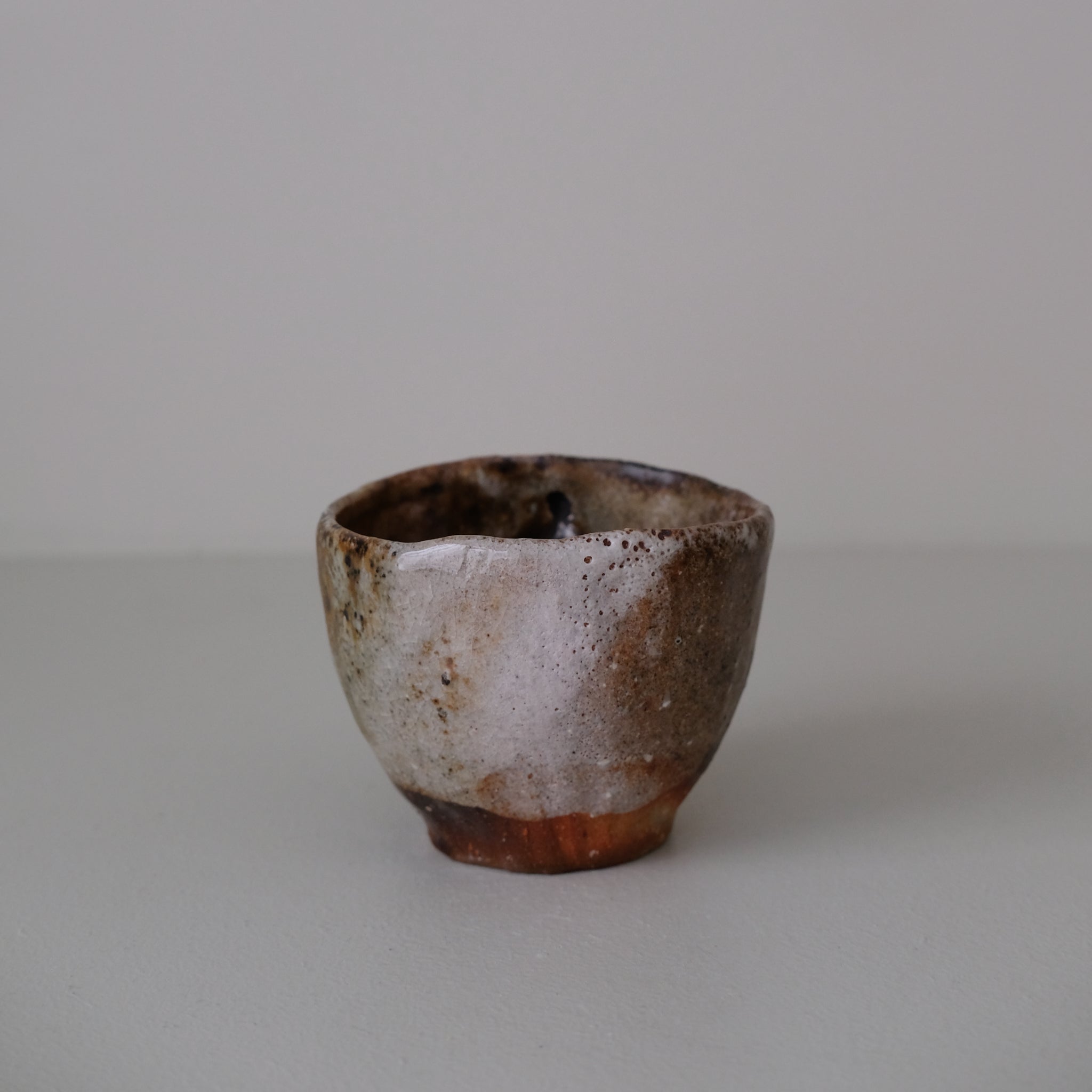 Tasse en terre recoltée 225 ml cuisson feu - brun orange de Nathalie Reocreux chez Brutal Ceramics