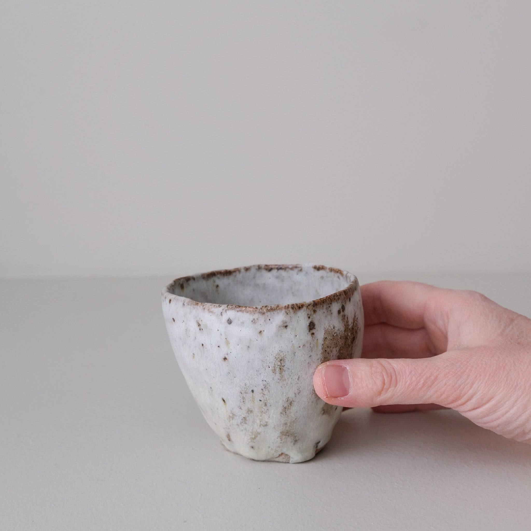 Tasse en terre recoltée 155 ml - blanc gris de Nathalie Reocreux chez Brutal Ceramics