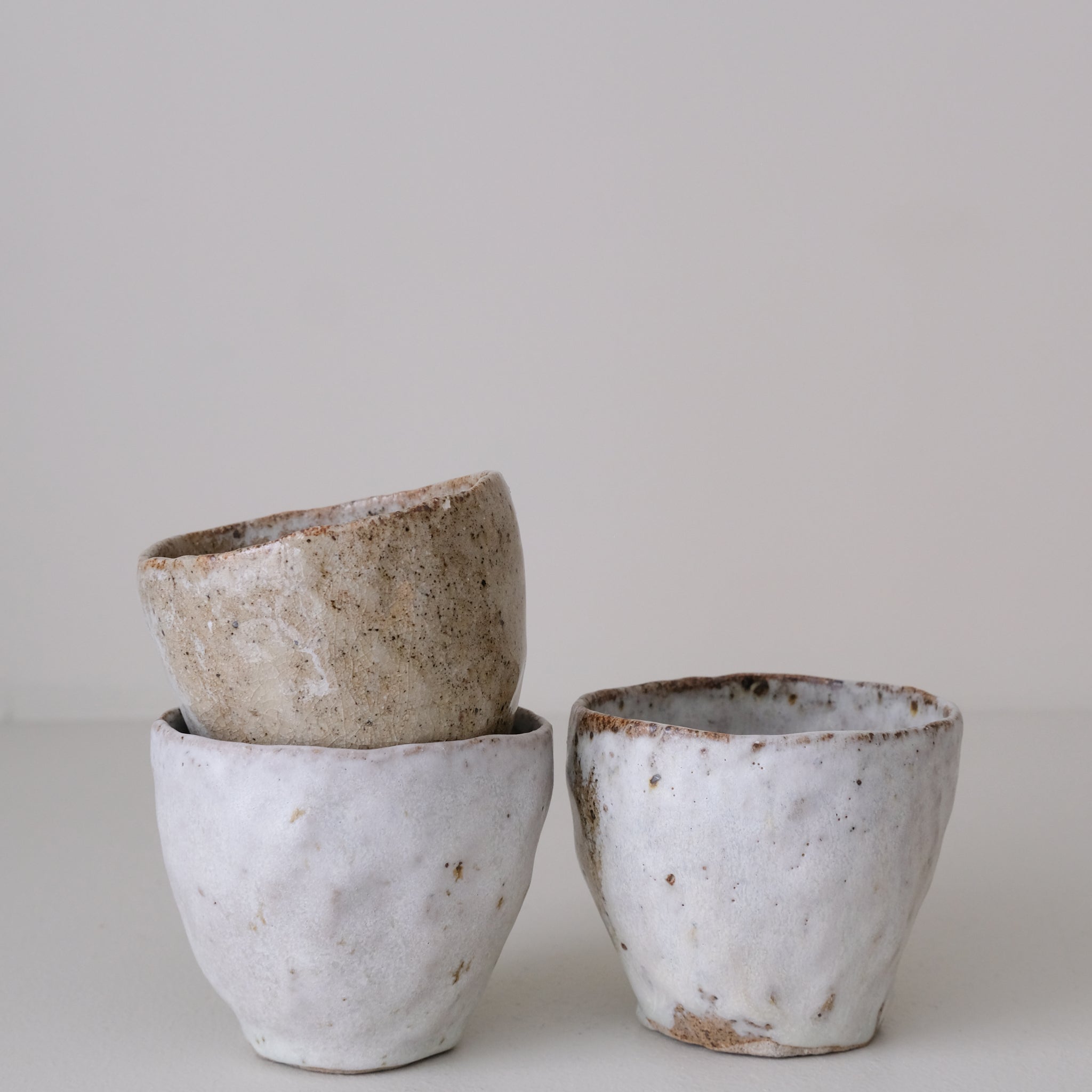 Tasse en terre recoltée 155 ml - blanc gris de Nathalie Reocreux chez Brutal Ceramics