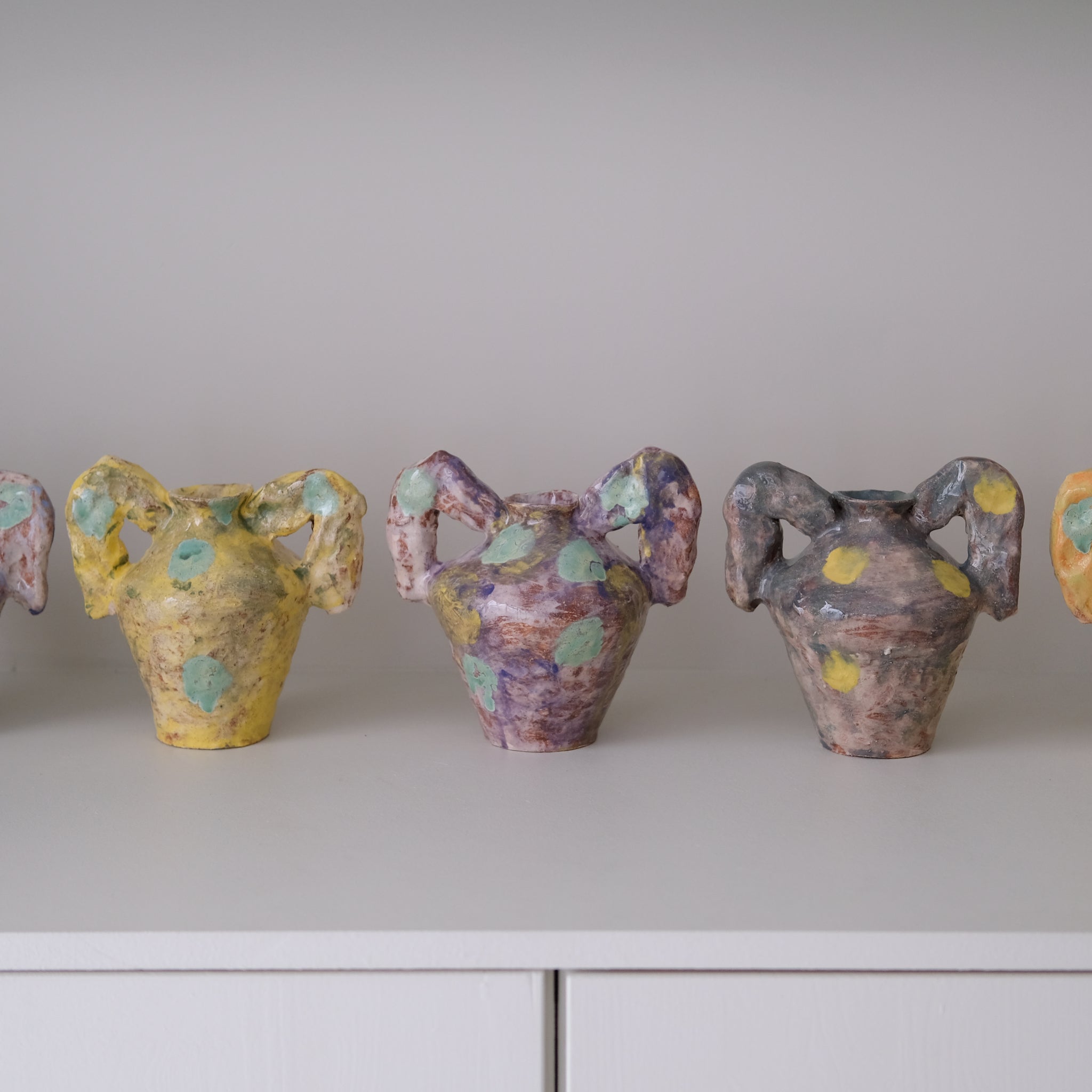 Vase 04 en faience H 21cm - vert violet et jaune de Samantha Kerdine pour Brutal Ceramics