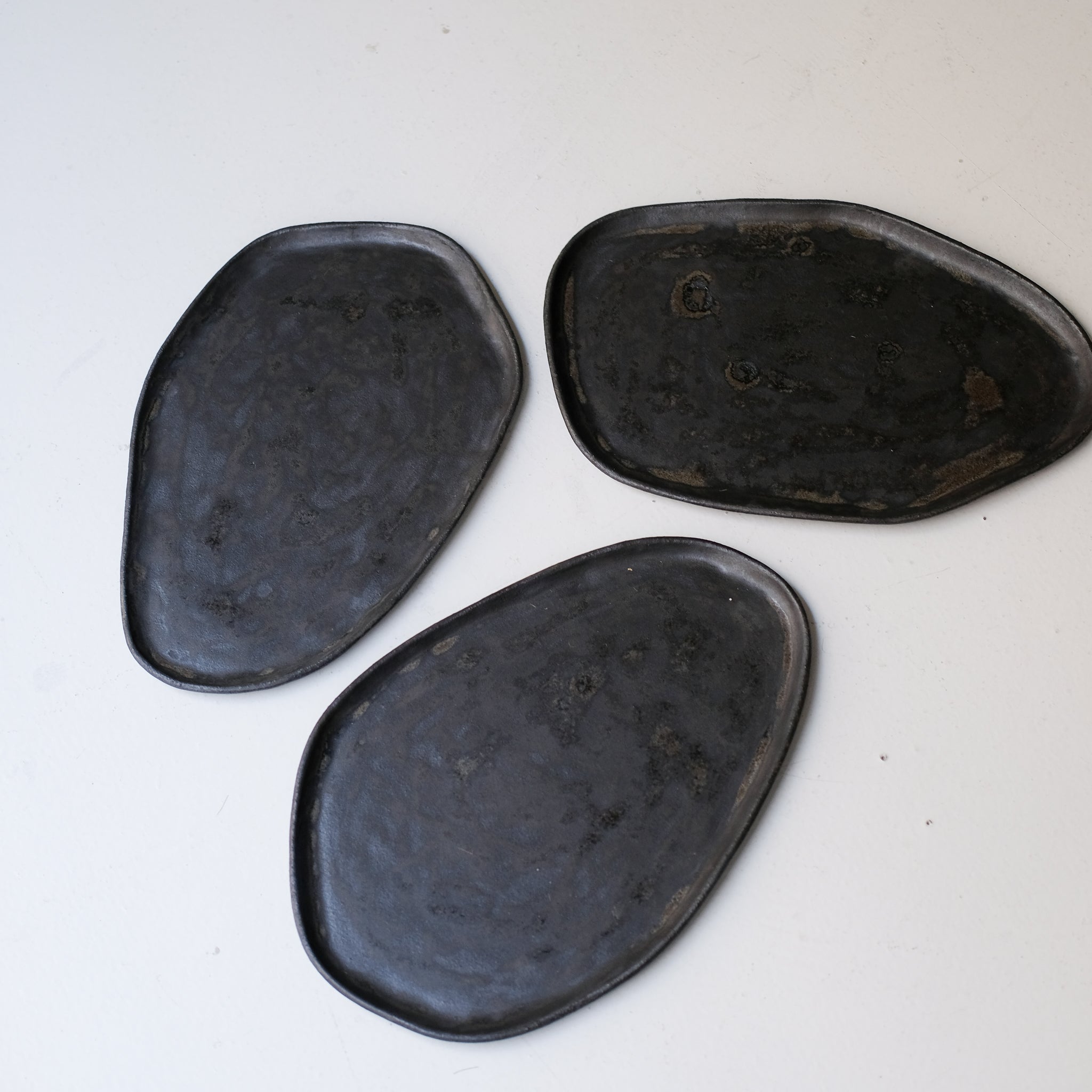 Plateau L 30cm en grès - noir mat de Sonia Deleani chez Brutal Ceramics