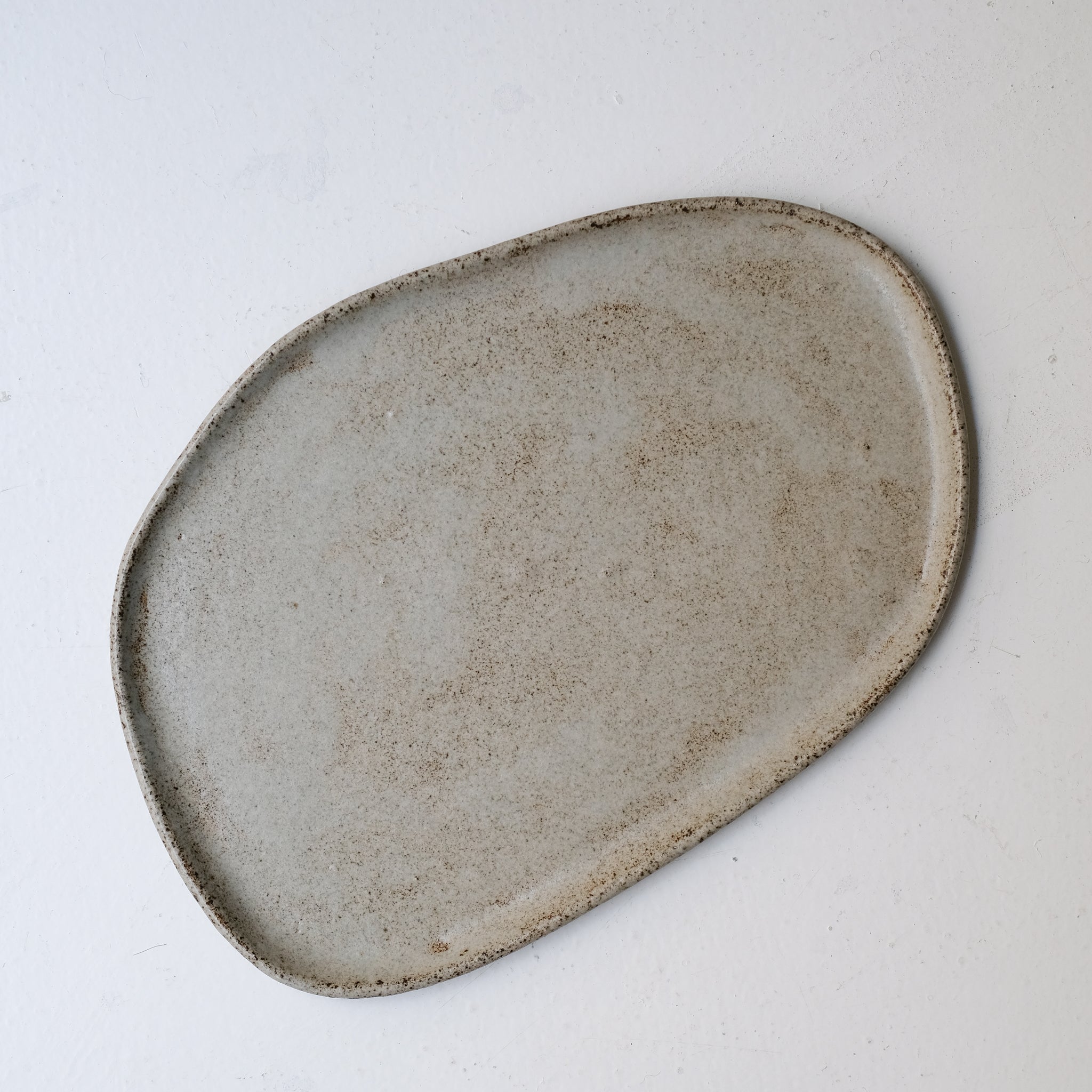 Plateau L 30cm en grès - blanc grisé de Sonia Deleani chez Brutal Ceramics