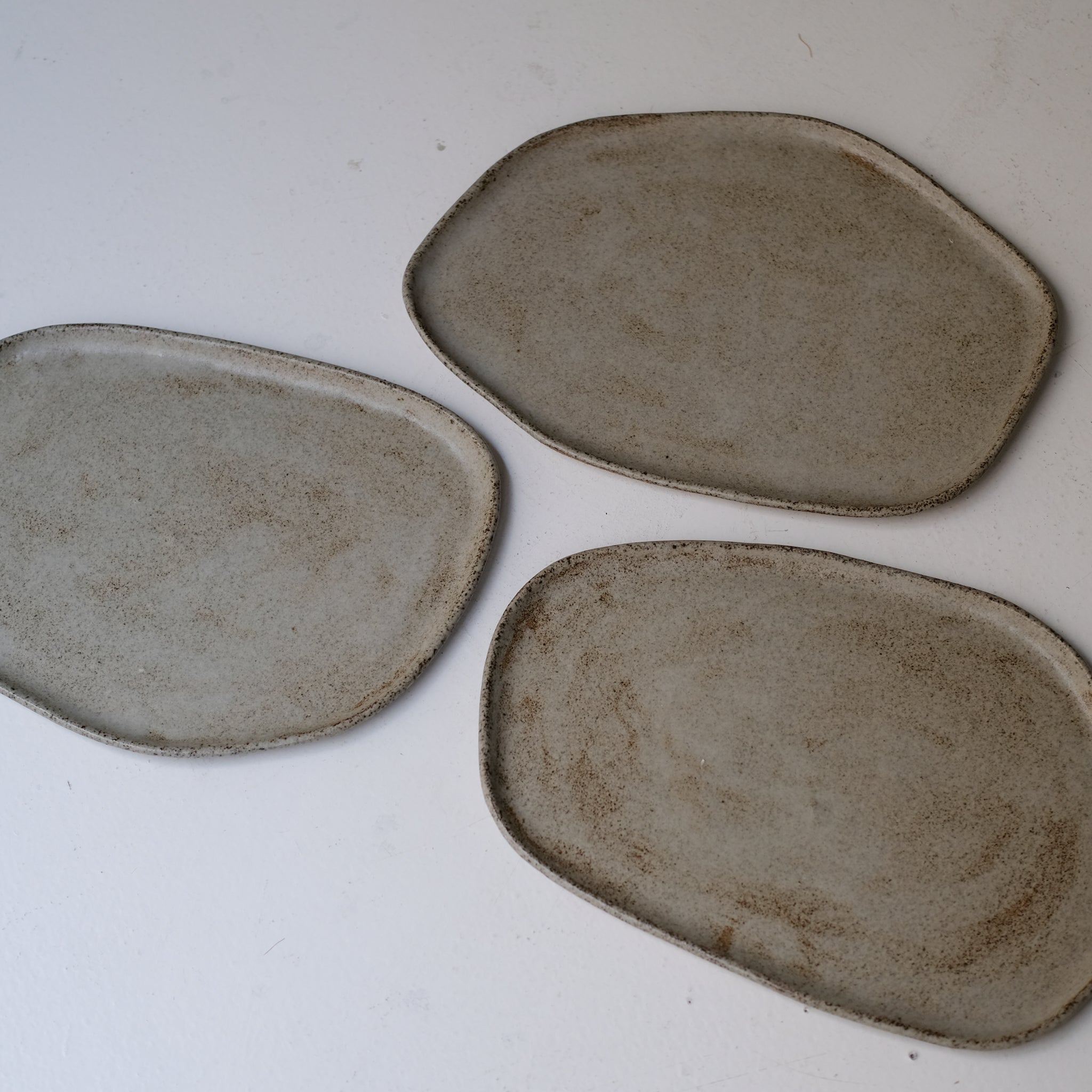Plateau L 30cm en grès - blanc grisé de Sonia Deleani chez Brutal Ceramics