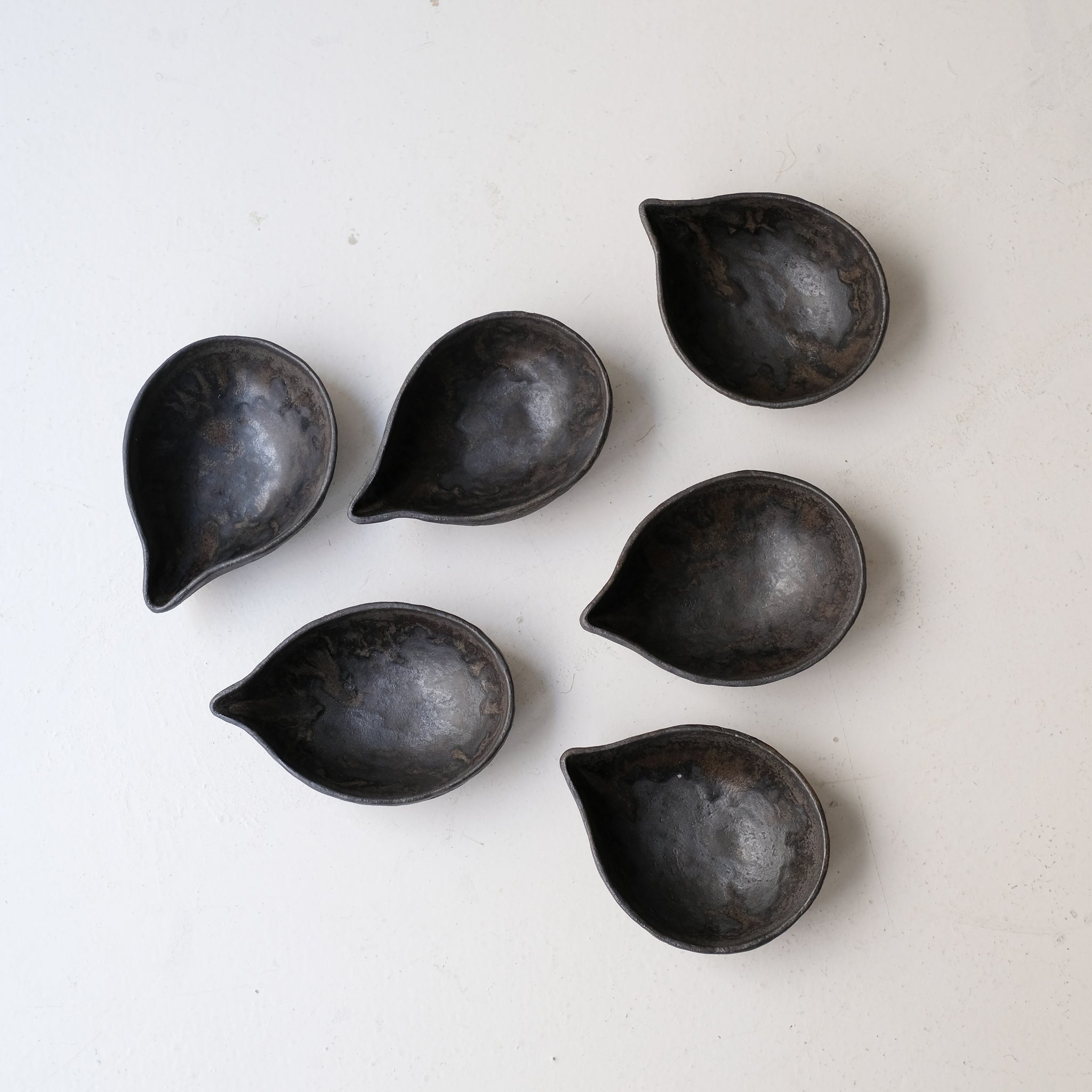 Verseuse en grès 100ml - noir mat de Sonia Deleani chez Brutal Ceramics