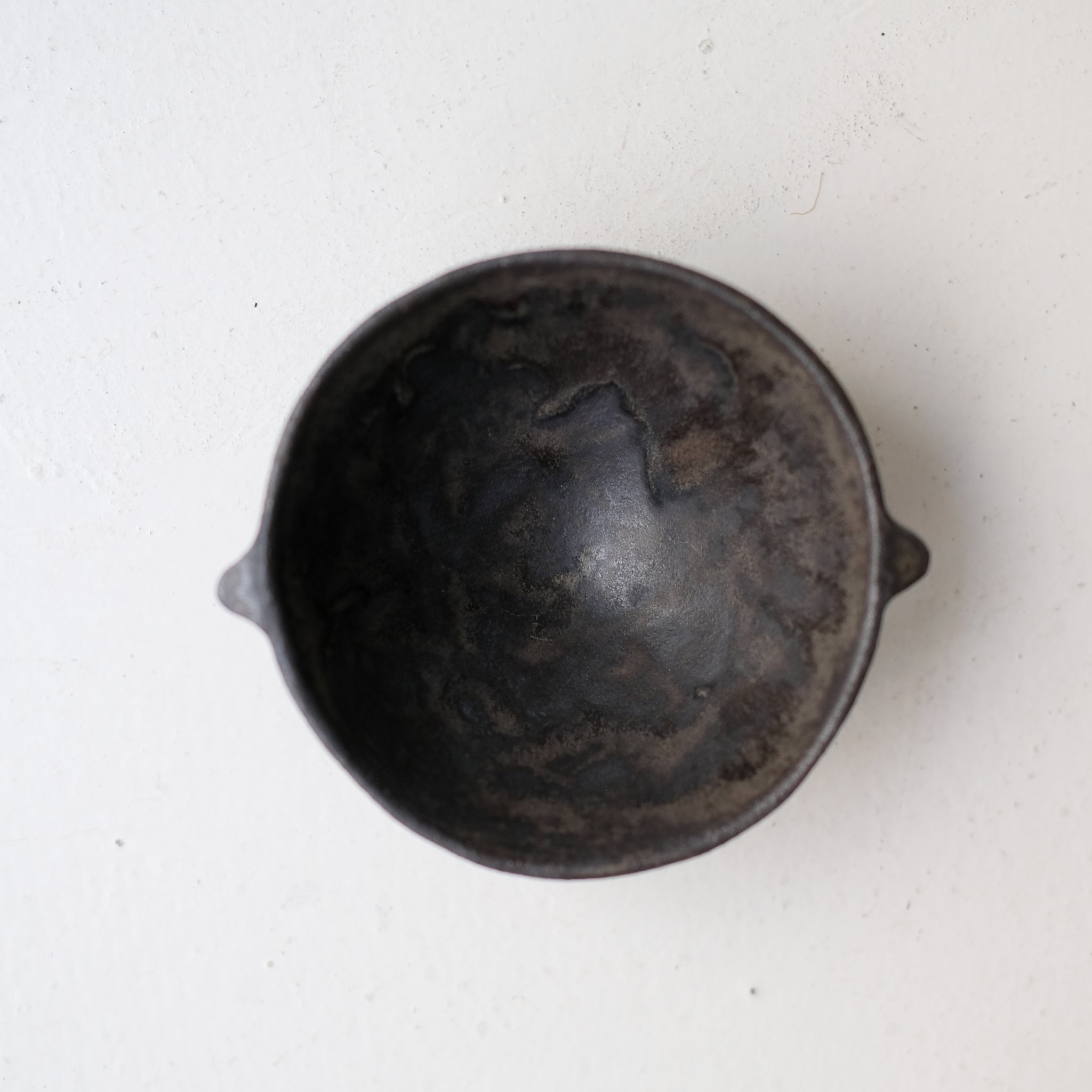 Bols à oreilles en grès D 11,5cm - noir mat de Sonia Deleani chez Brutal Ceramics
