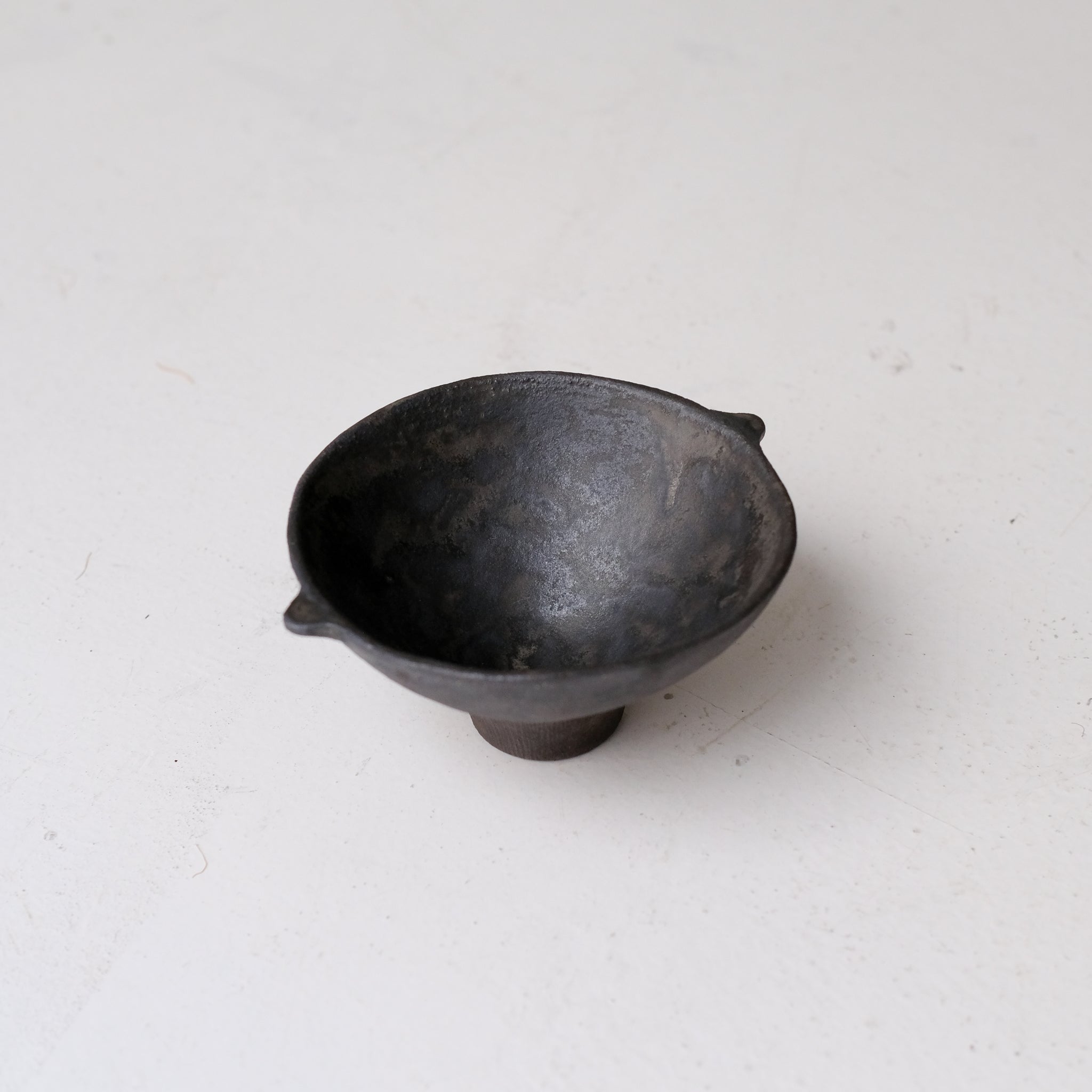 Bols à oreilles en grès D 11,5cm - noir mat de Sonia Deleani chez Brutal Ceramics