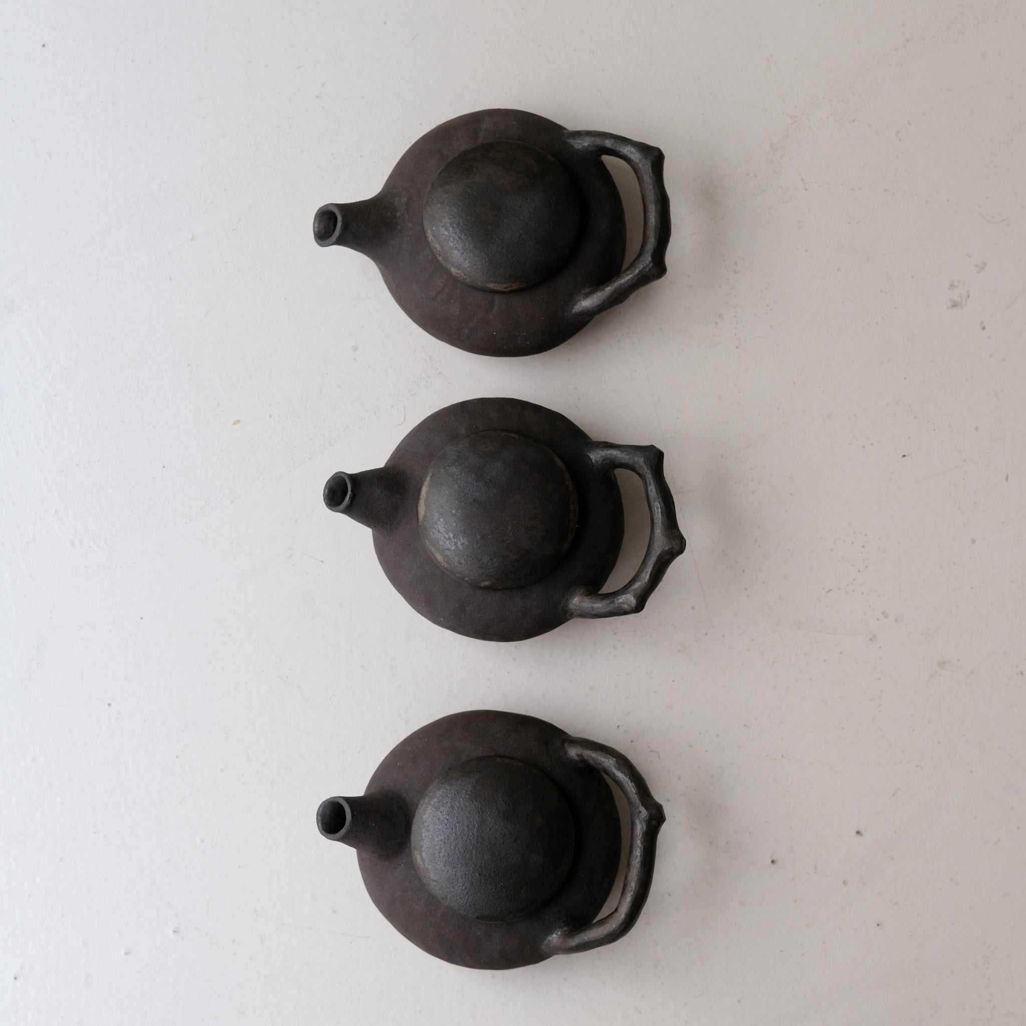 Théière en grès 200ml - noir mat de Sonia Deleani chez Brutal Ceramics