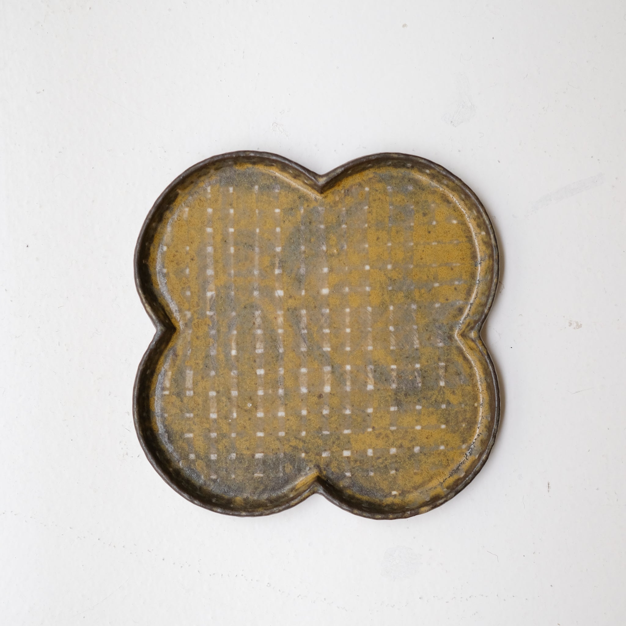 Plat "trèfle" en grès D 20cm - brun foncé de Youkyung Sin chez Brutal Ceramics