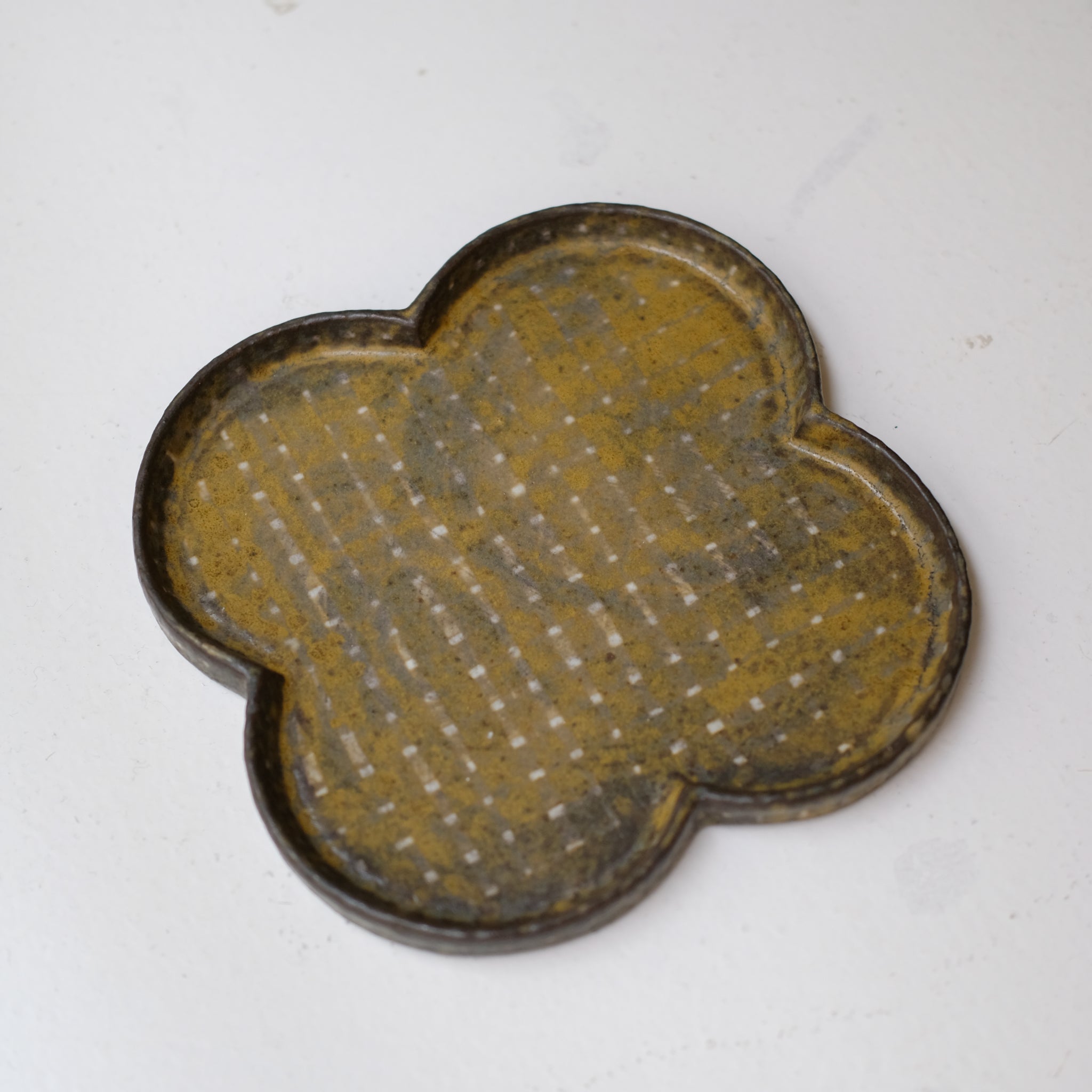 Plat "trèfle" en grès D 20cm - brun foncé de Youkyung Sin chez Brutal Ceramics