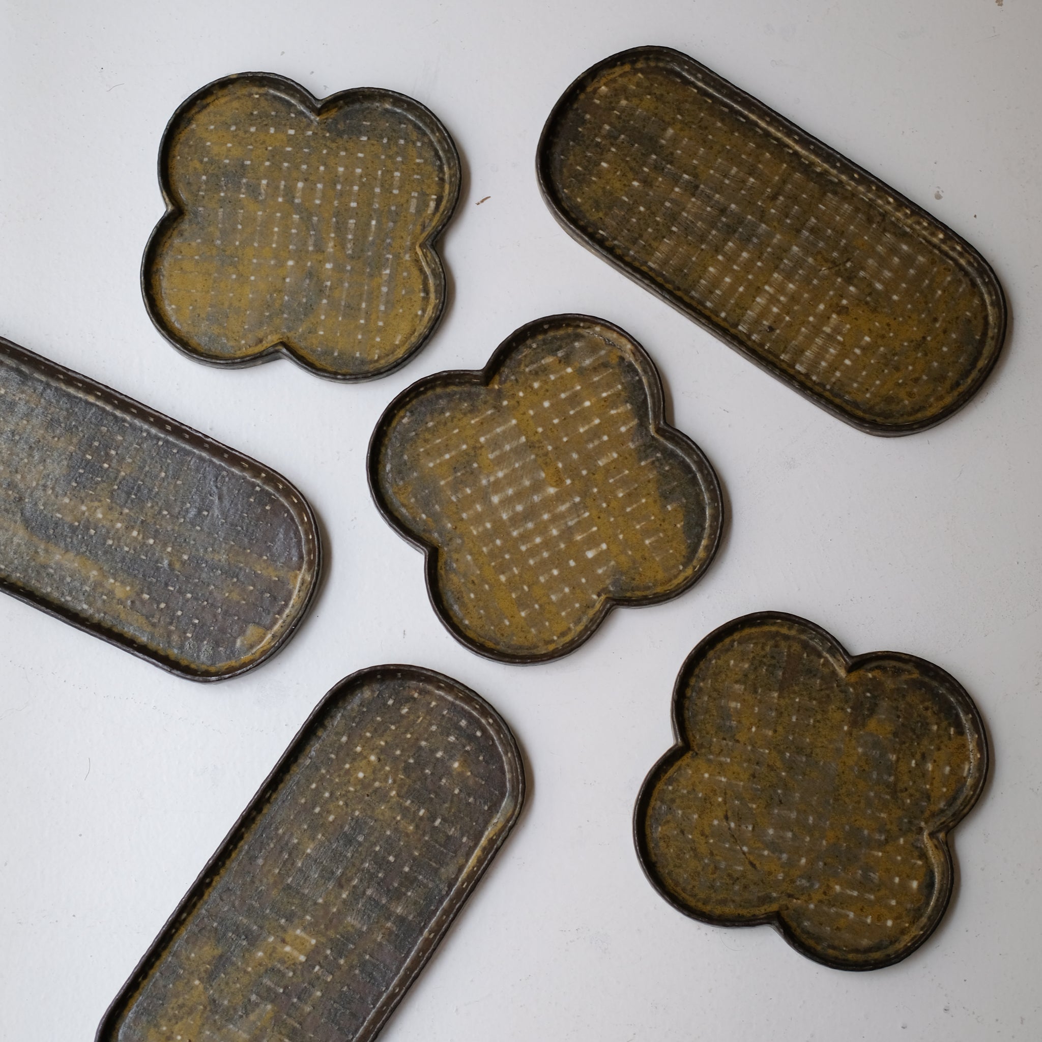 Plat "trèfle" en grès D 20cm - brun foncé de Youkyung Sin chez Brutal Ceramics