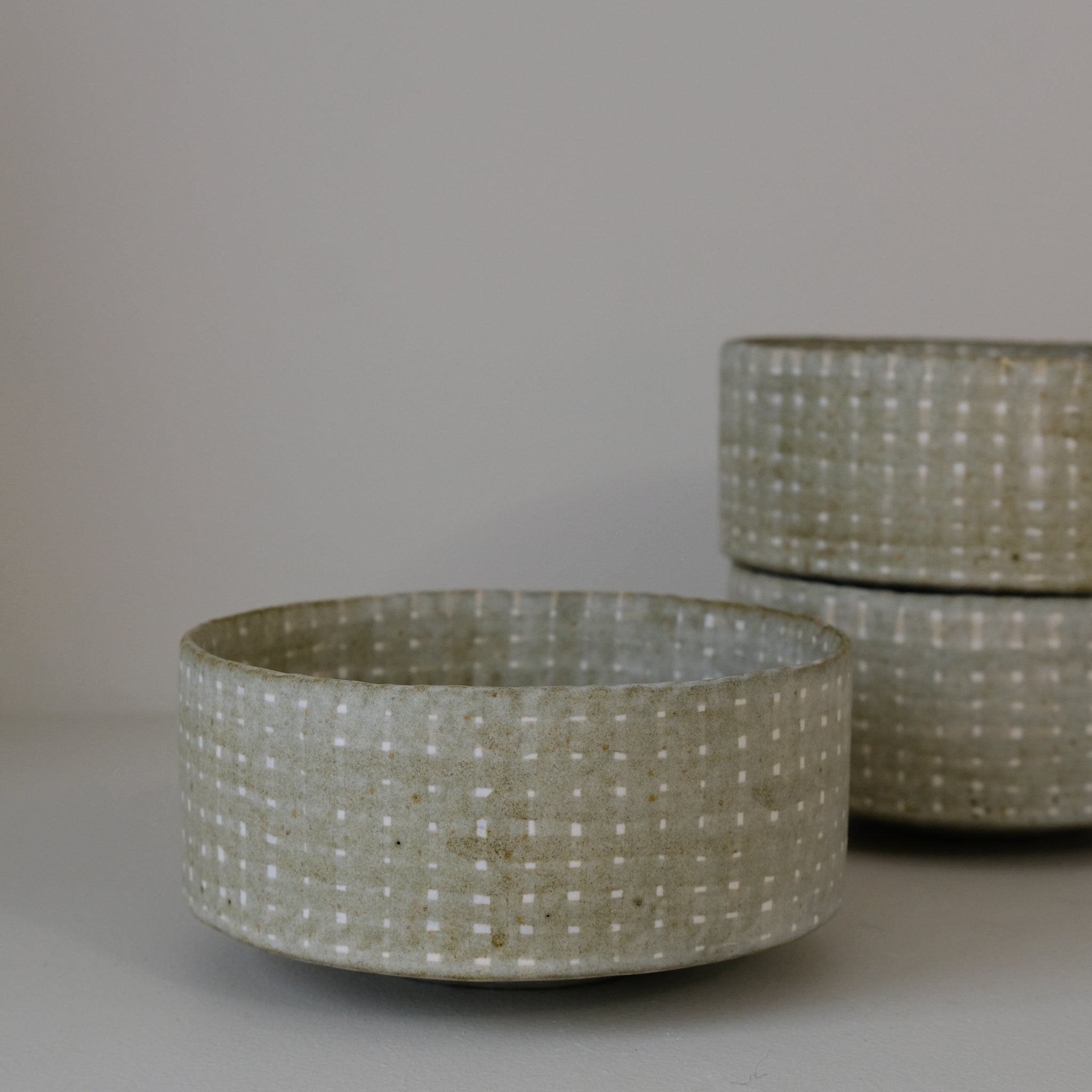 Saladier en grès D 16,5cm - vert clair de Youkyung Sin chez Brutal Ceramics