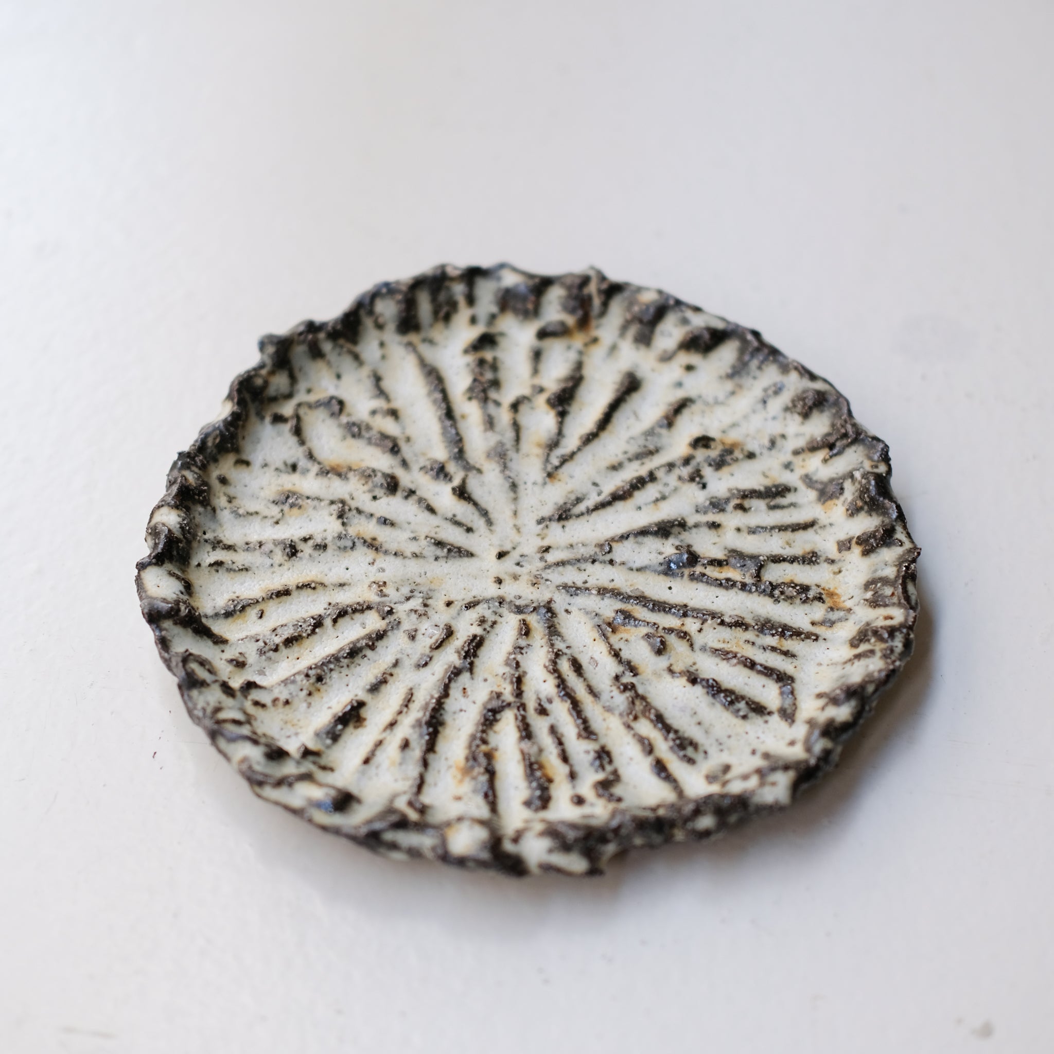 Assiette en terre recoltée D 16cm - blanc mat de Potry chez Brutal Ceramics