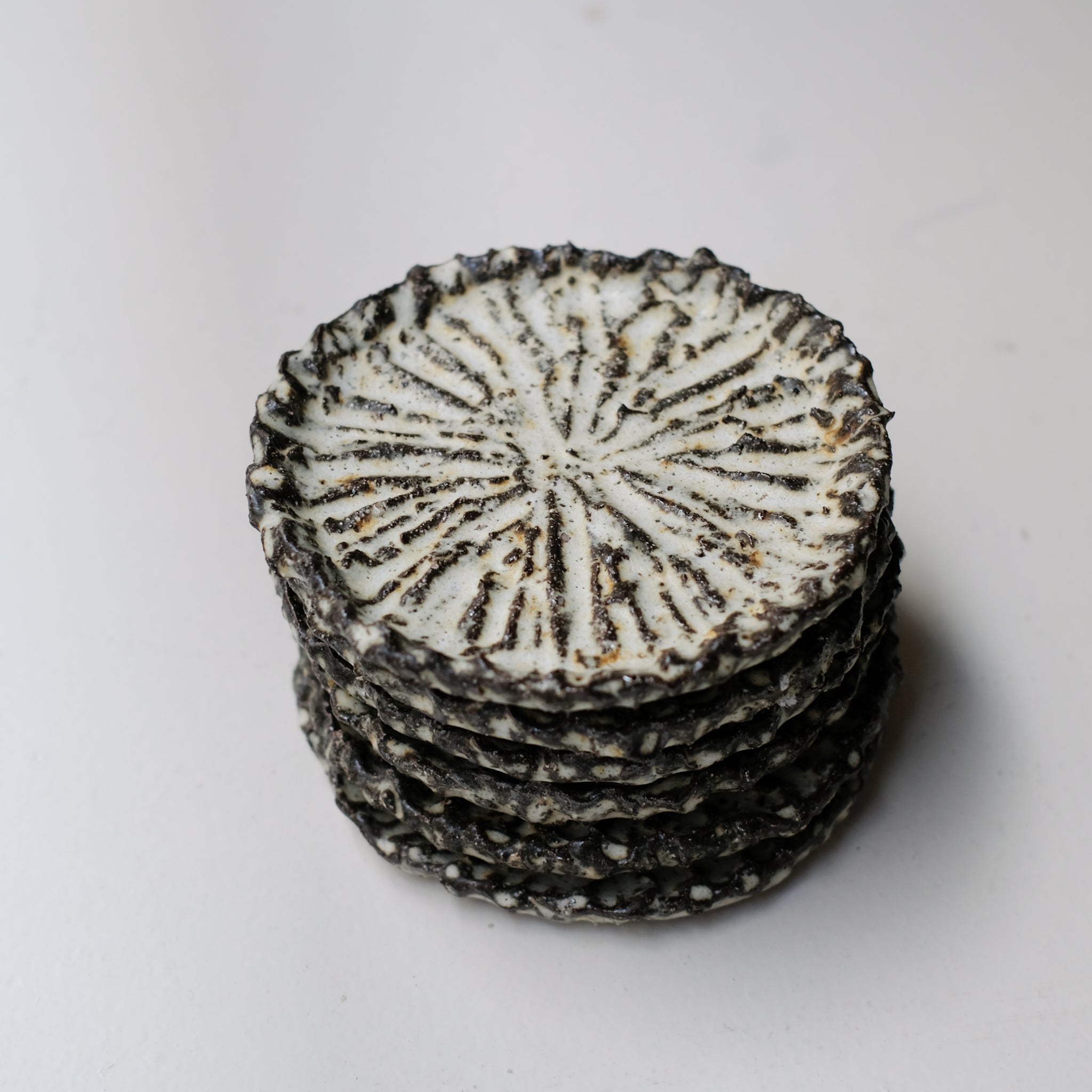 Assiette en terre recoltée D 16cm - blanc mat de Potry chez Brutal Ceramics