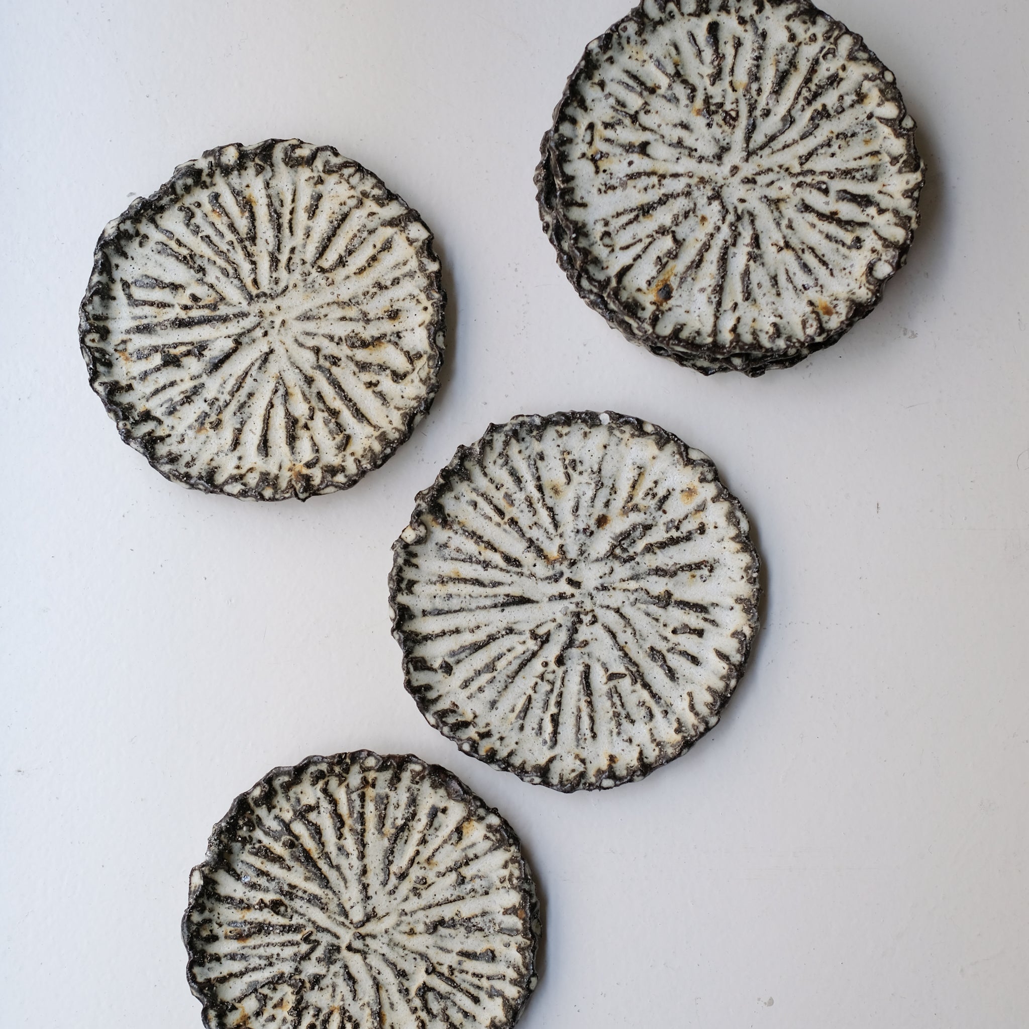 Assiette en terre recoltée D 16cm - blanc mat de Potry chez Brutal Ceramics