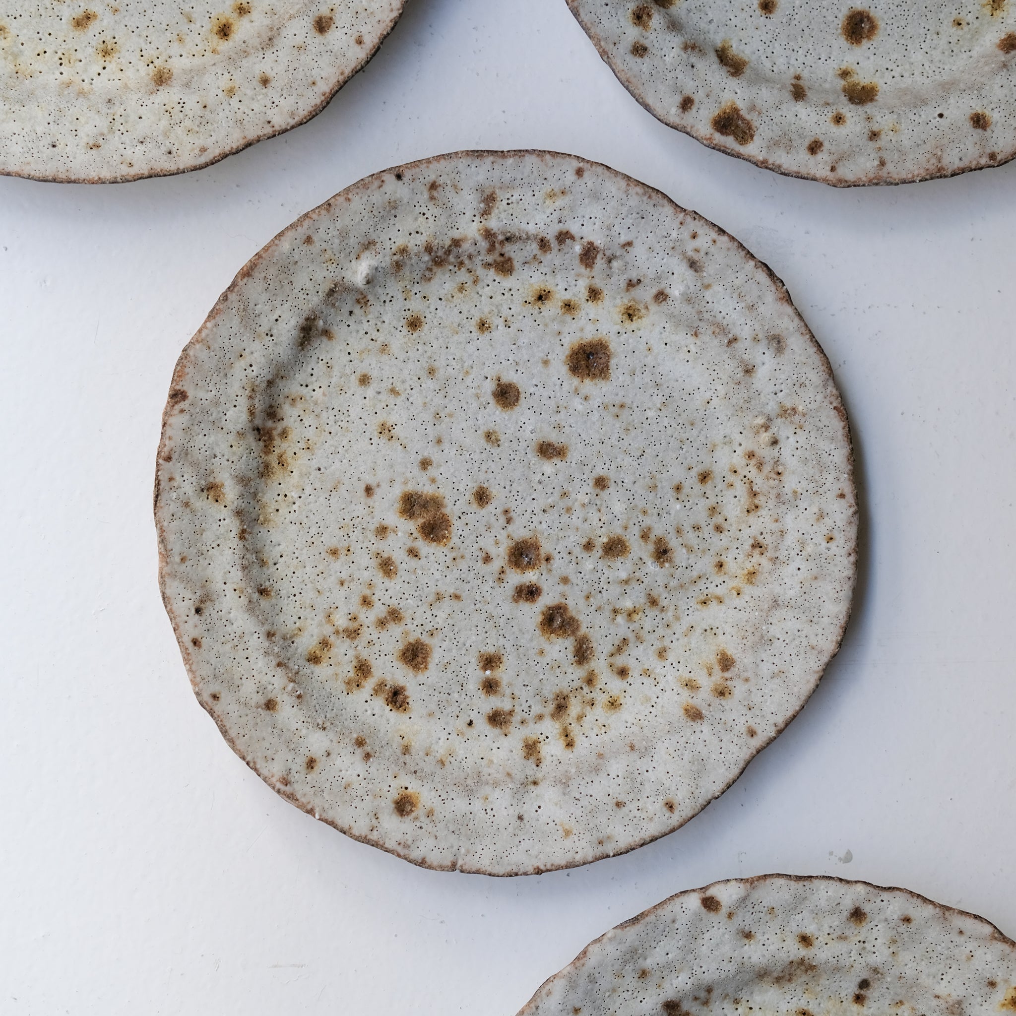 Assiette en terre recoltée D 20cm - blanc moucheté de Potry chez Brutal Ceramics