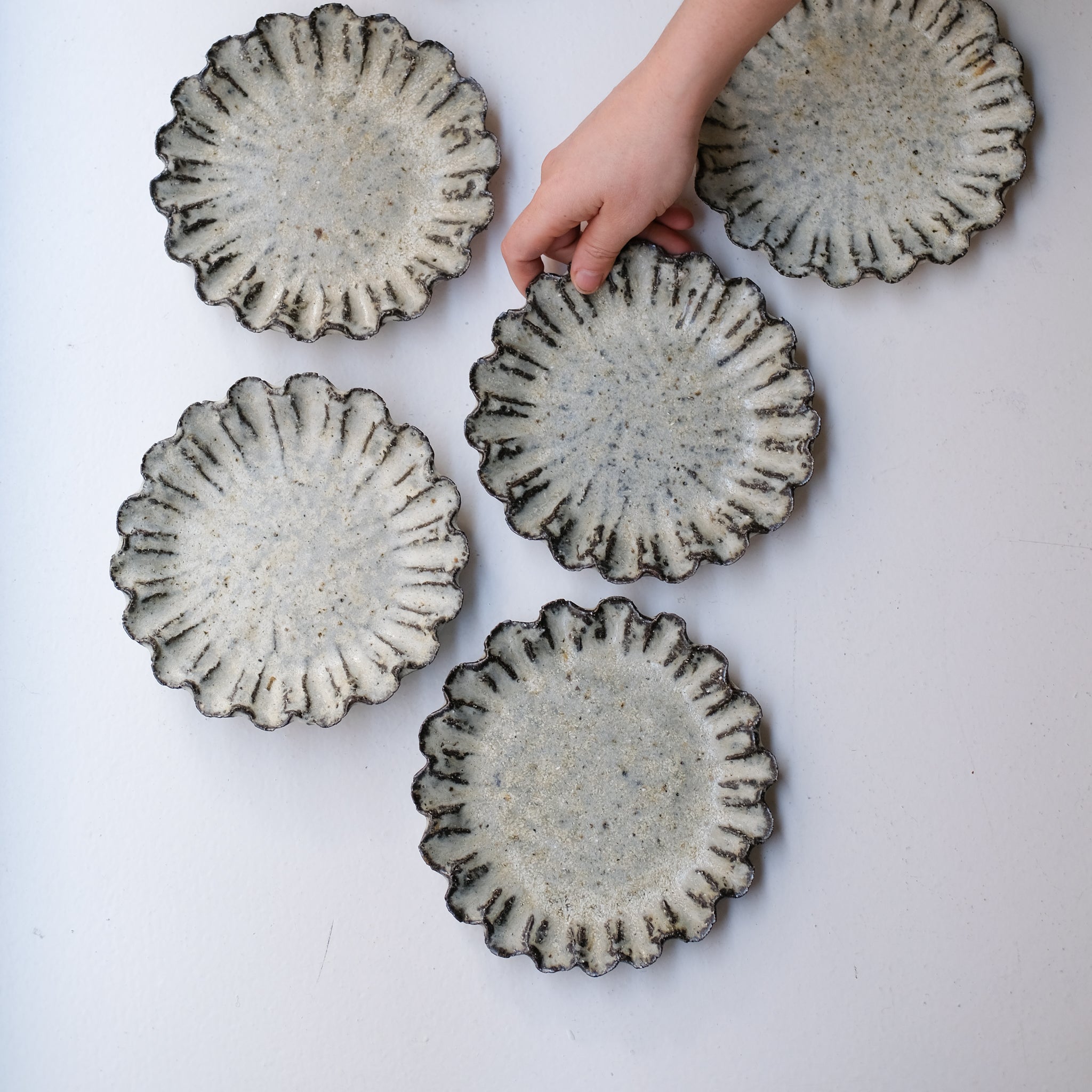 Assiette en terre recoltée D 18cm - blanc mat de Potry chez Brutal Ceramics