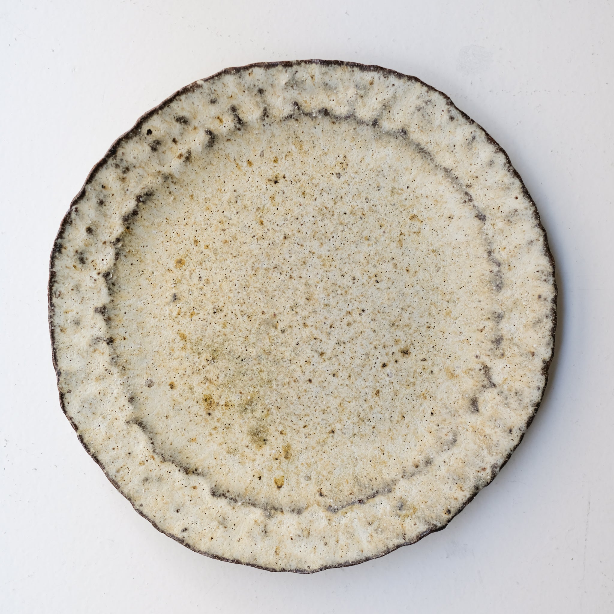Assiette à rebord en terre recoltée D 26cm - blanc beige de Potry chez Brutal