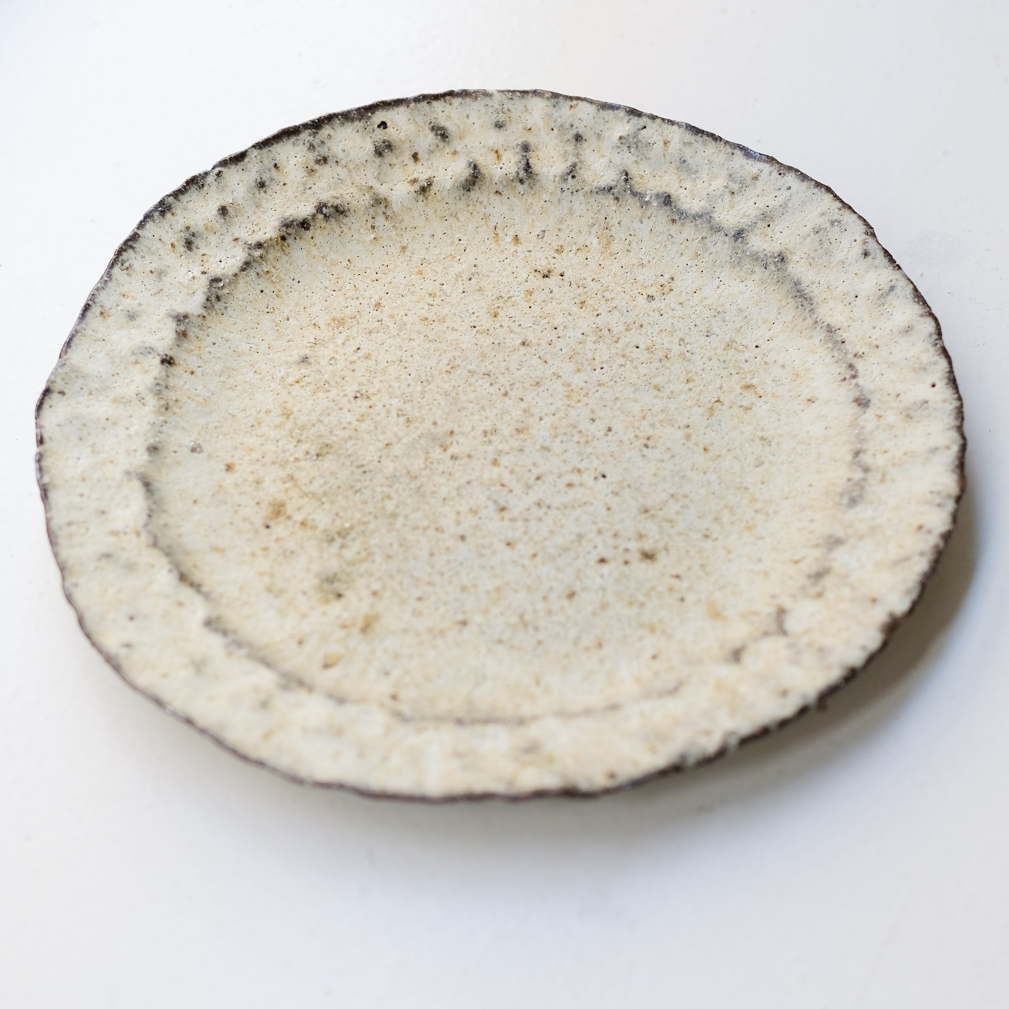 Assiette à rebord en terre recoltée D 26cm - blanc beige de Potry chez Brutal