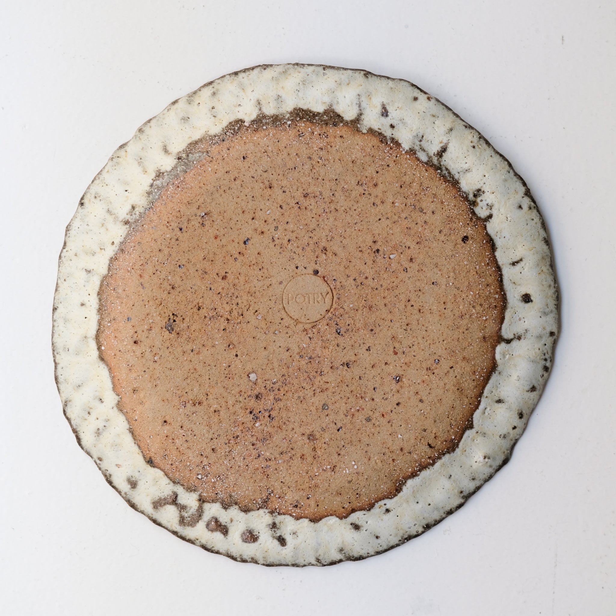 Assiette à rebord en terre recoltée D 26cm - blanc beige de Potry chez Brutal