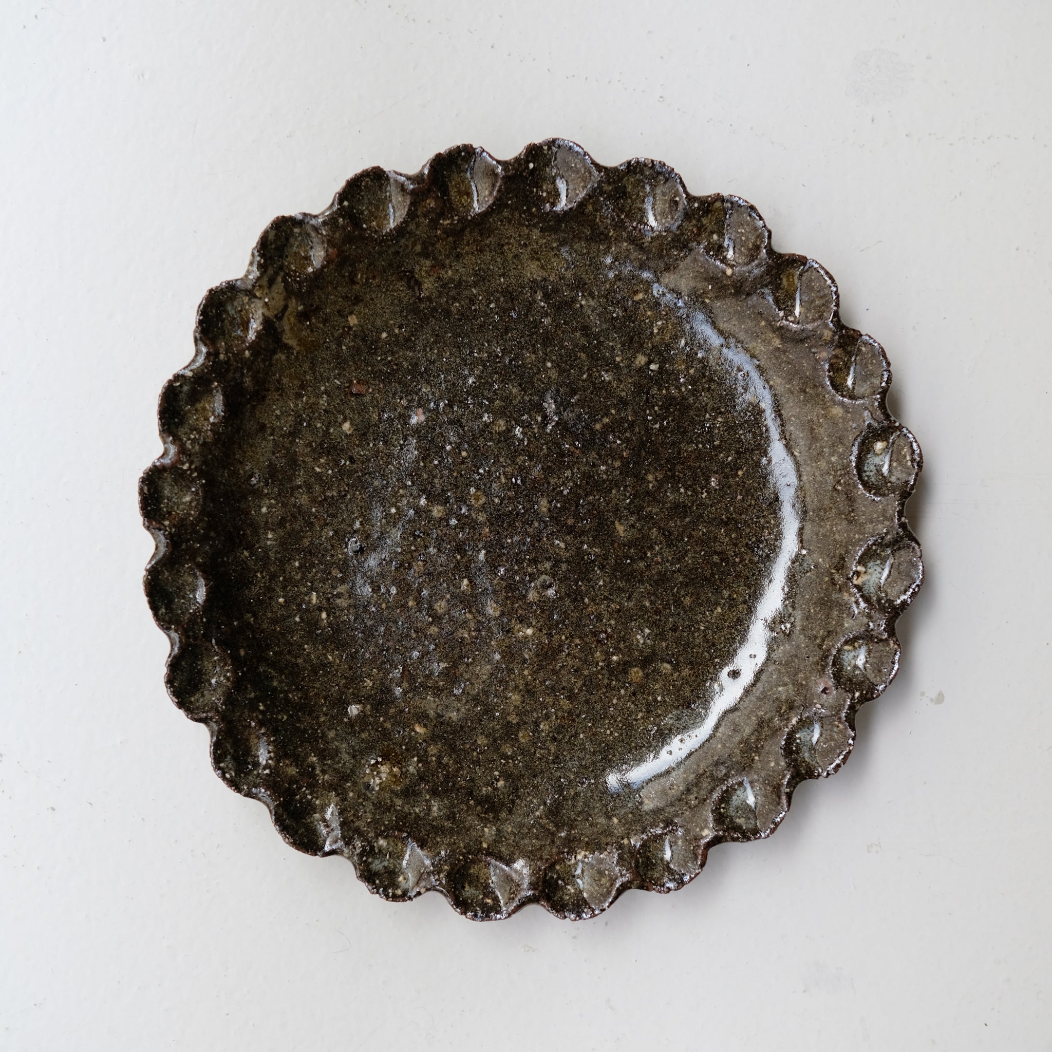 Assiette en terre recoltée D 22cm - vert foncé brillant de Potry chez Brutal Ceramics
