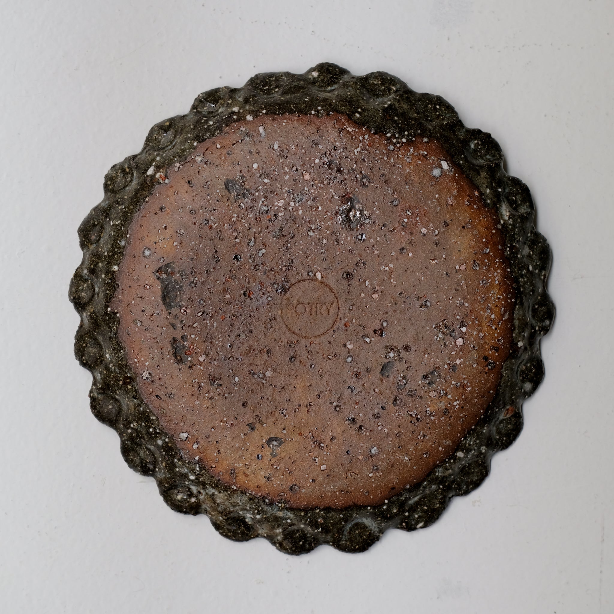 Assiette en terre recoltée D 22cm - vert foncé brillant de Potry chez Brutal Ceramics