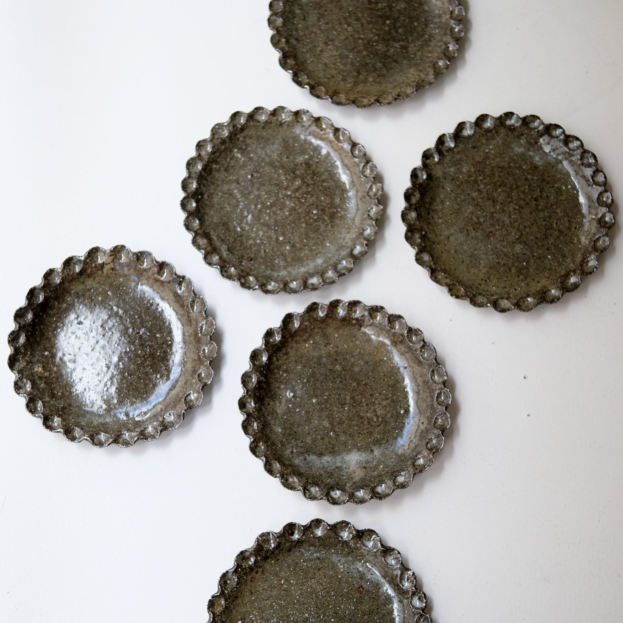 Assiette en terre recoltée D 22cm - vert foncé brillant de Potry chez Brutal Ceramics