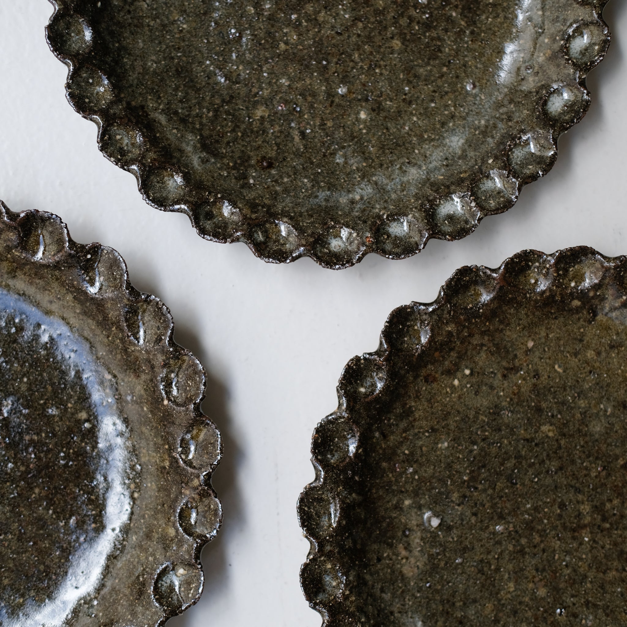 Assiette en terre recoltée D 22cm - vert foncé brillant de Potry chez Brutal Ceramics