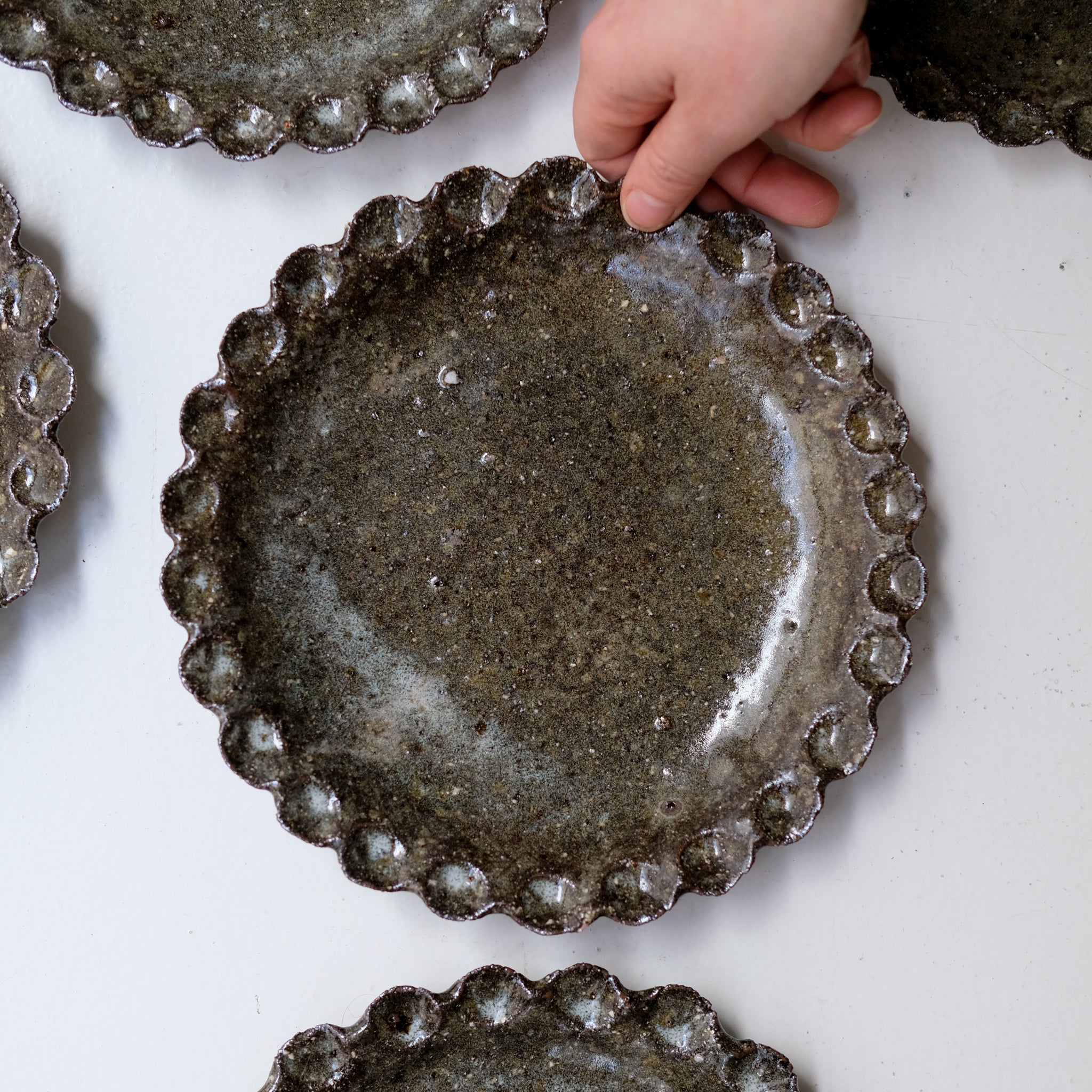 Assiette en terre recoltée D 22cm - vert foncé brillant de Potry chez Brutal Ceramics