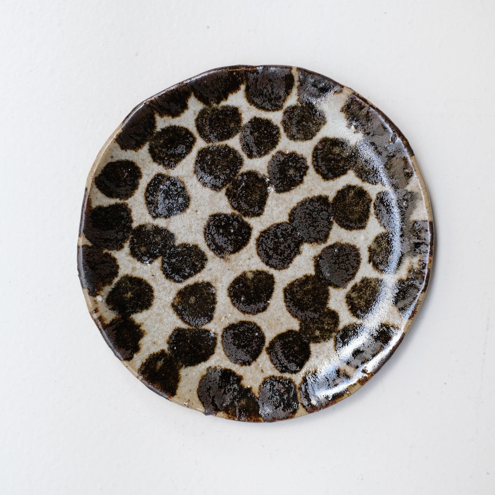 Assiette appaloosa en terre recoltée D 20cm - pois brun de Potry chez Brutal Ceramics