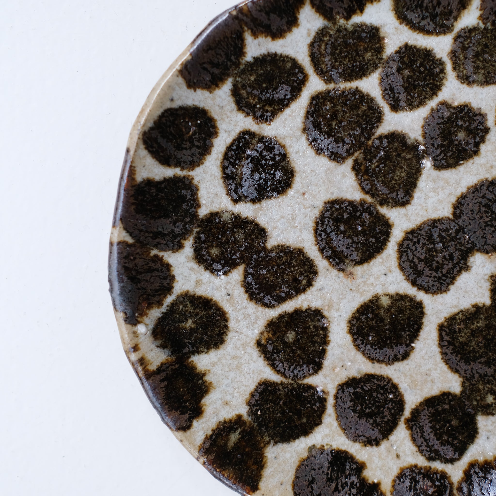 Assiette appaloosa en terre recoltée D 20cm - pois brun de Potry chez Brutal Ceramics