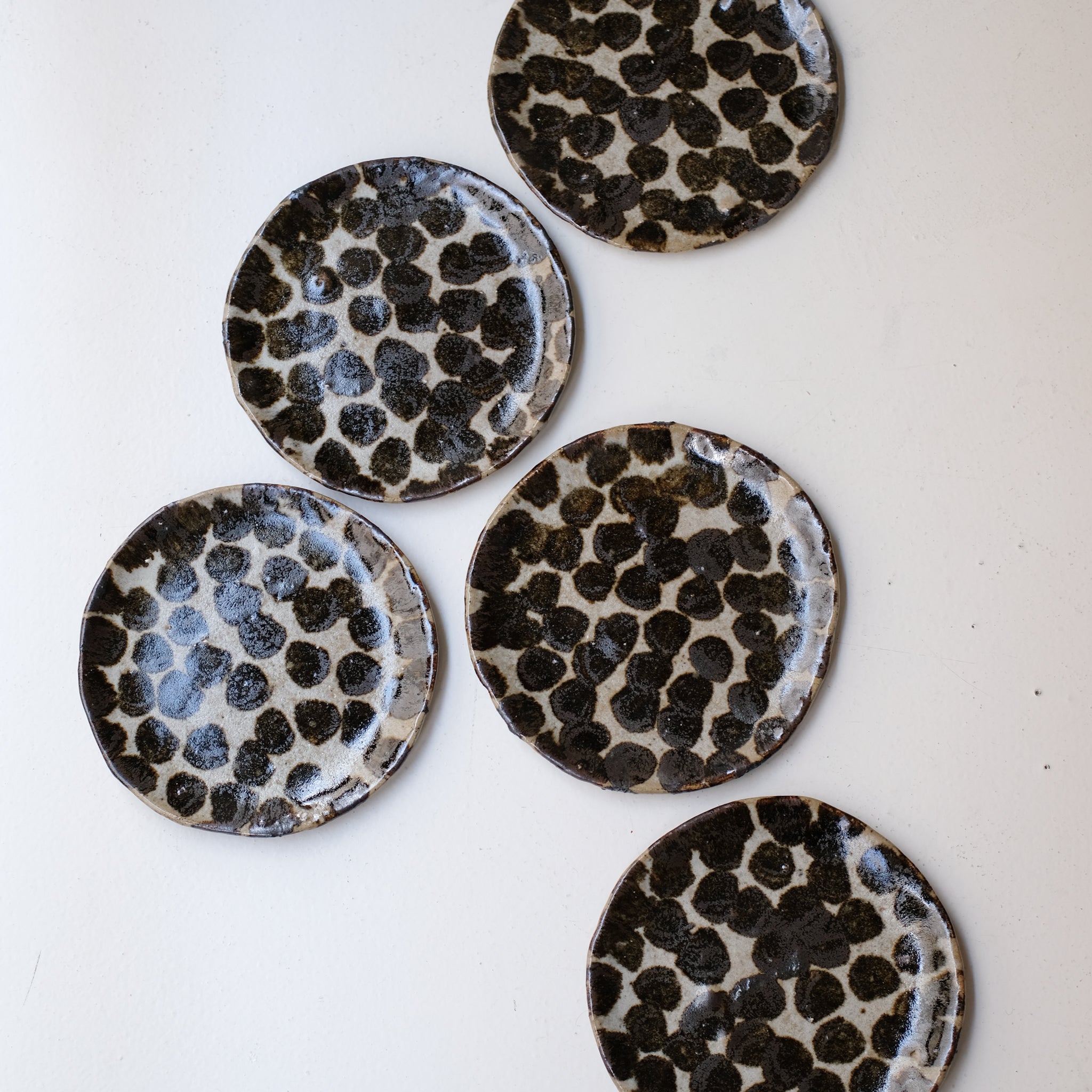 Assiette appaloosa en terre recoltée D 20cm - pois brun de Potry chez Brutal Ceramics