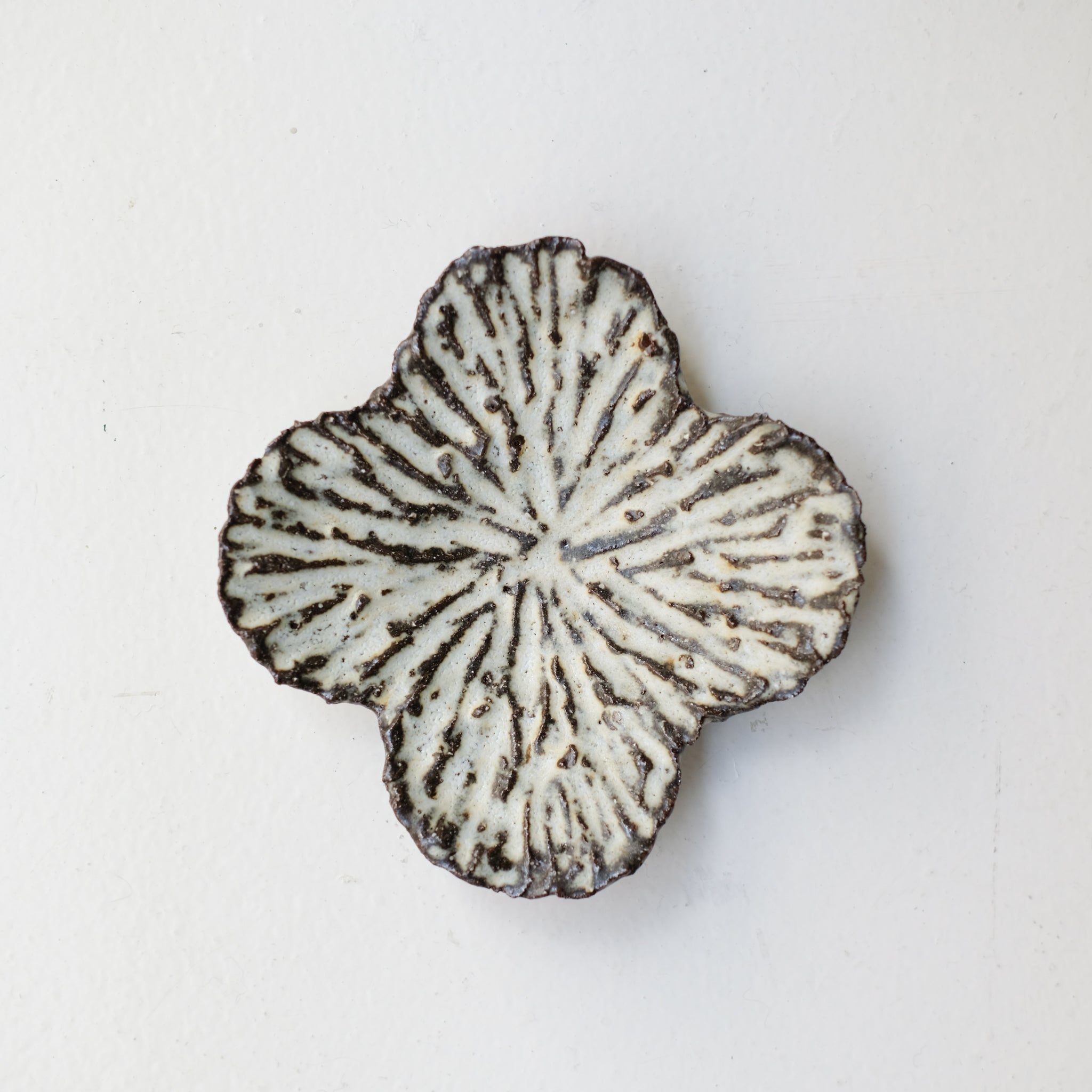 Assiette nénuphar en terre recoltée L 15cm - blanc mat de Potry chez Brutal Ceramics