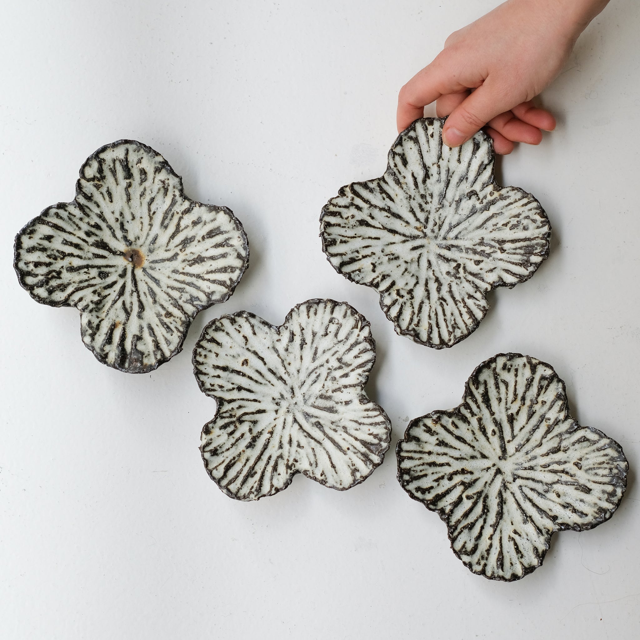 Assiette nénuphar en terre recoltée L 15cm - blanc mat de Potry chez Brutal Ceramics
