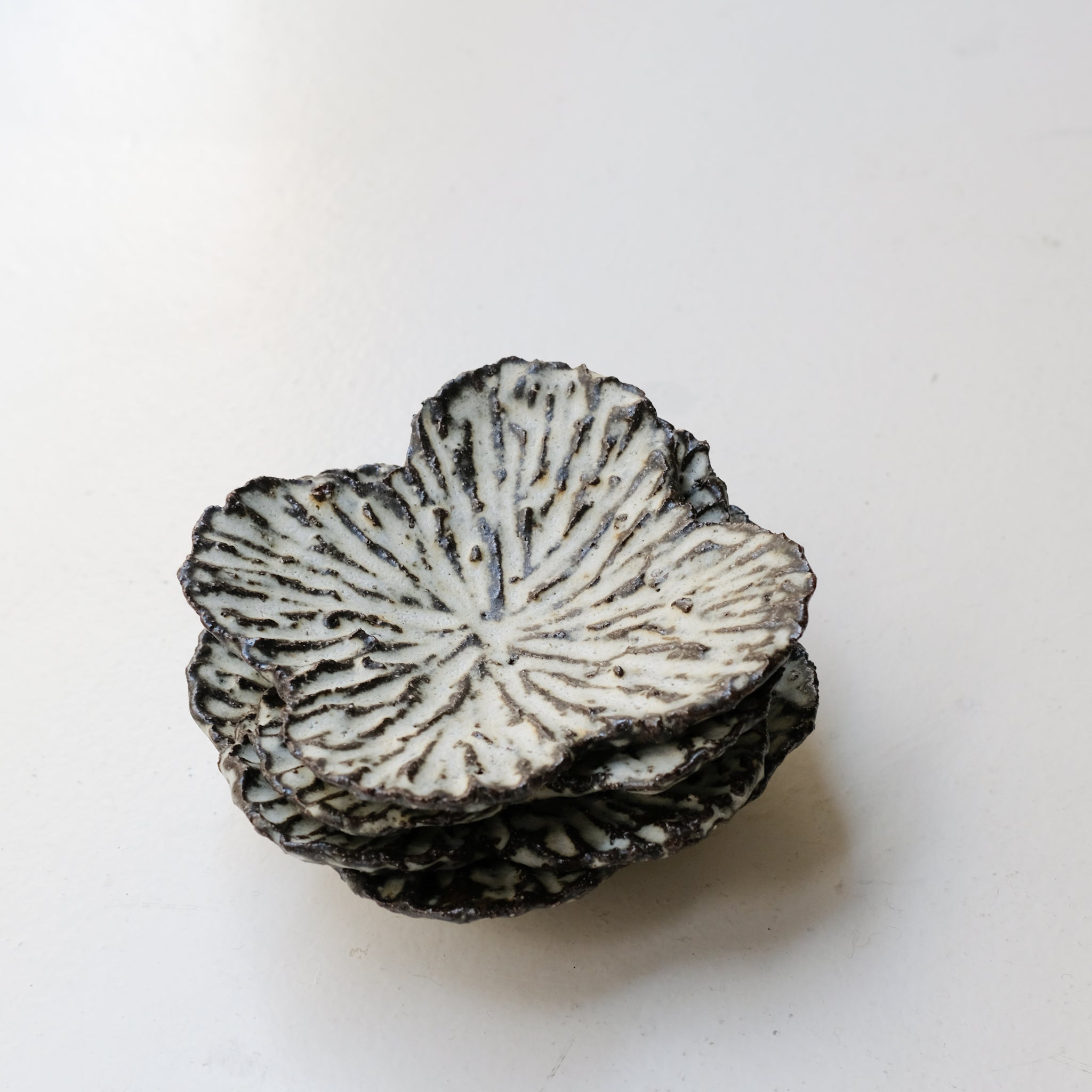 Assiette nénuphar en terre recoltée L 15cm - blanc mat de Potry chez Brutal Ceramics