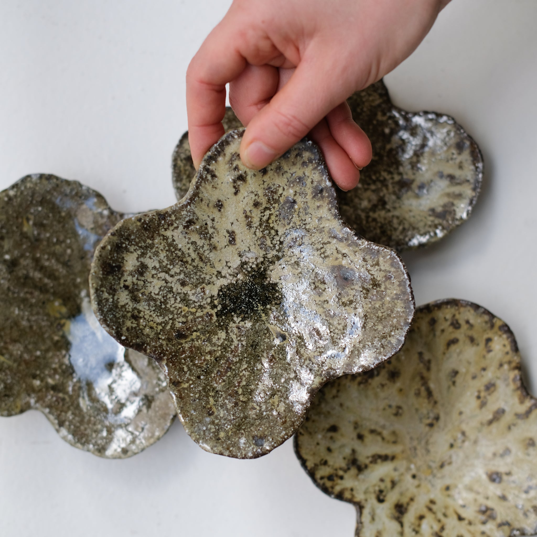 Assiette nénuphar en terre recoltée cuisson feu L 15cm - vert satiné de Potry chez Brutal Ceramics