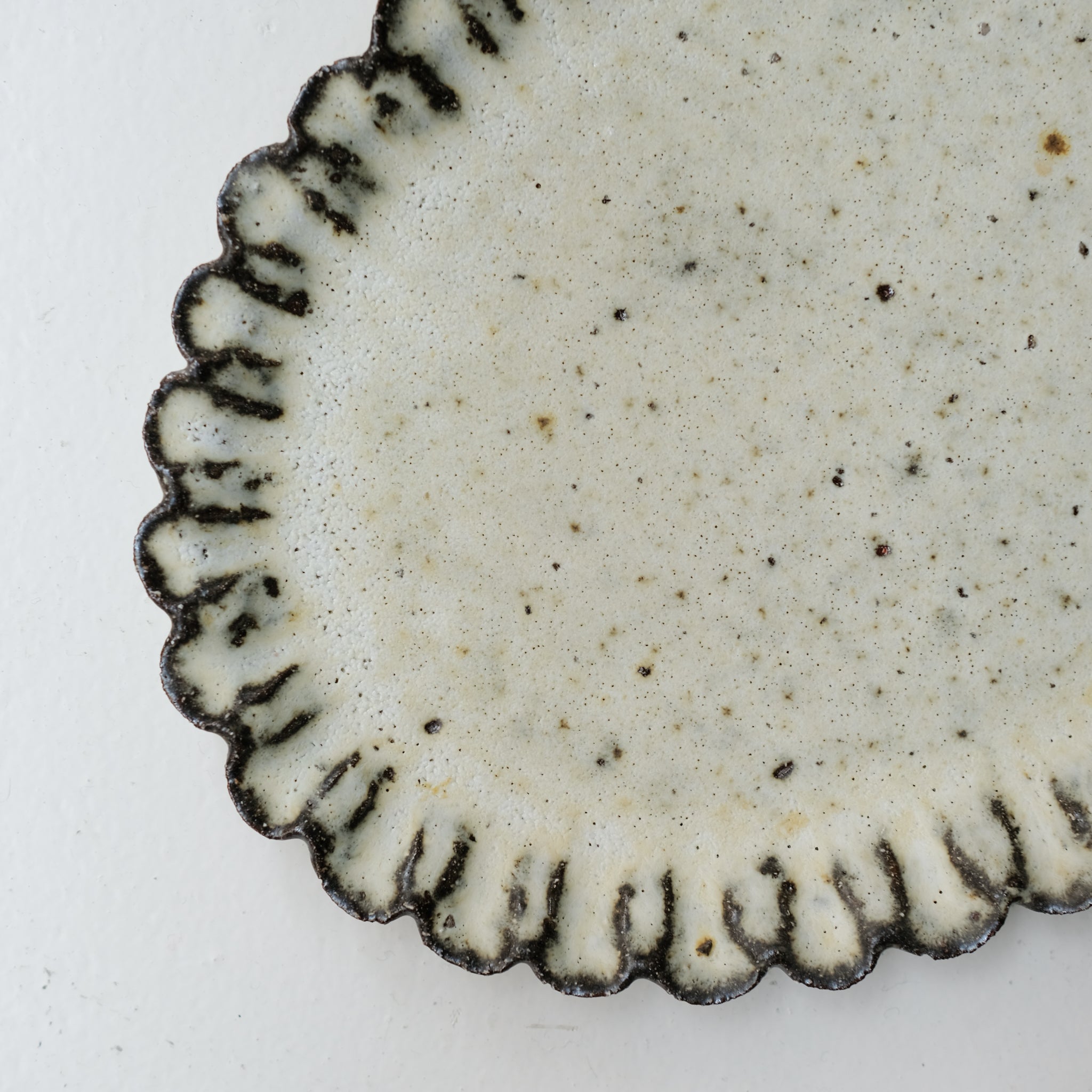 Plat oval en terre recoltée L 36cm - blanc mat de Potry chez Brutal Ceramics