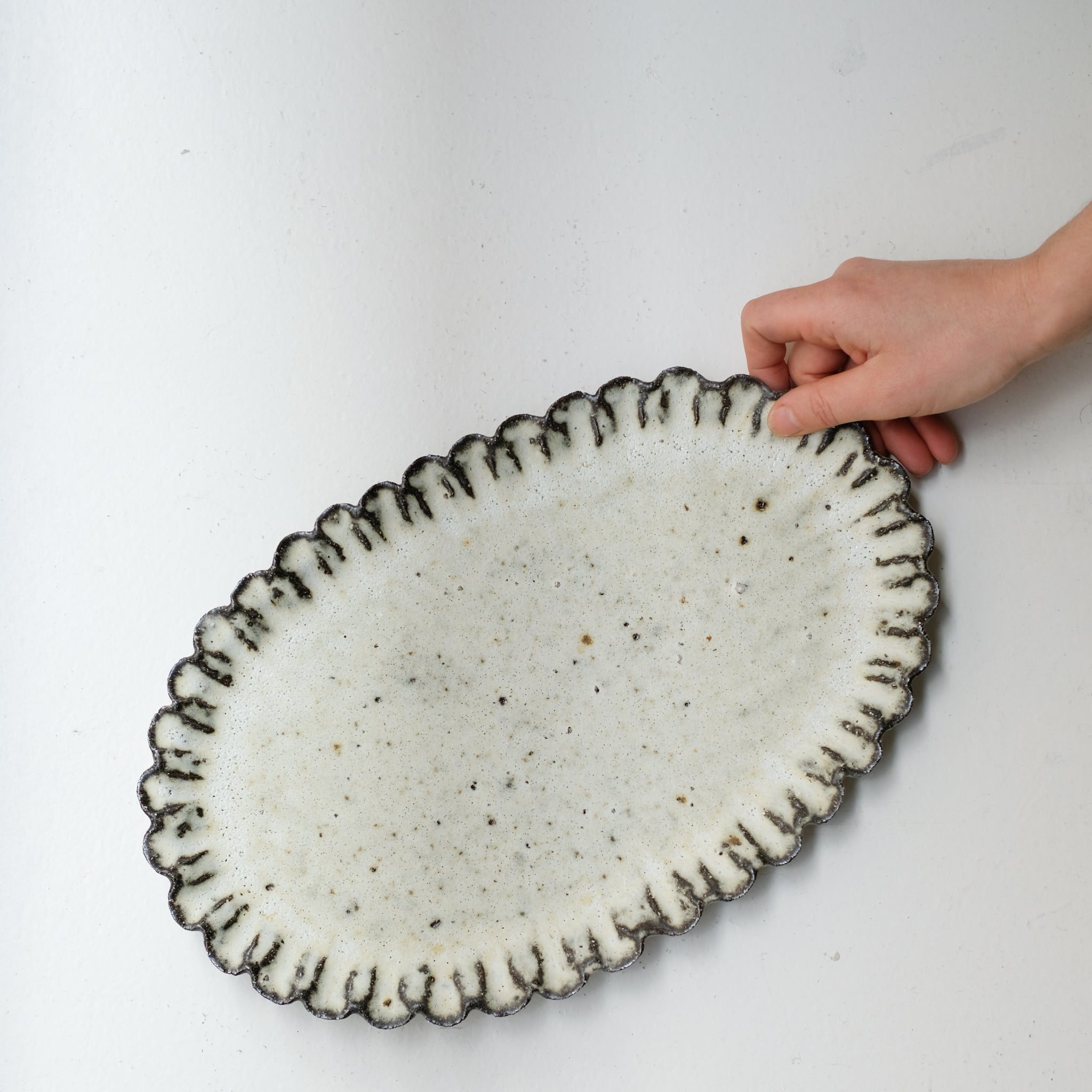 Plat oval en terre recoltée L 36cm - blanc mat de Potry chez Brutal Ceramics